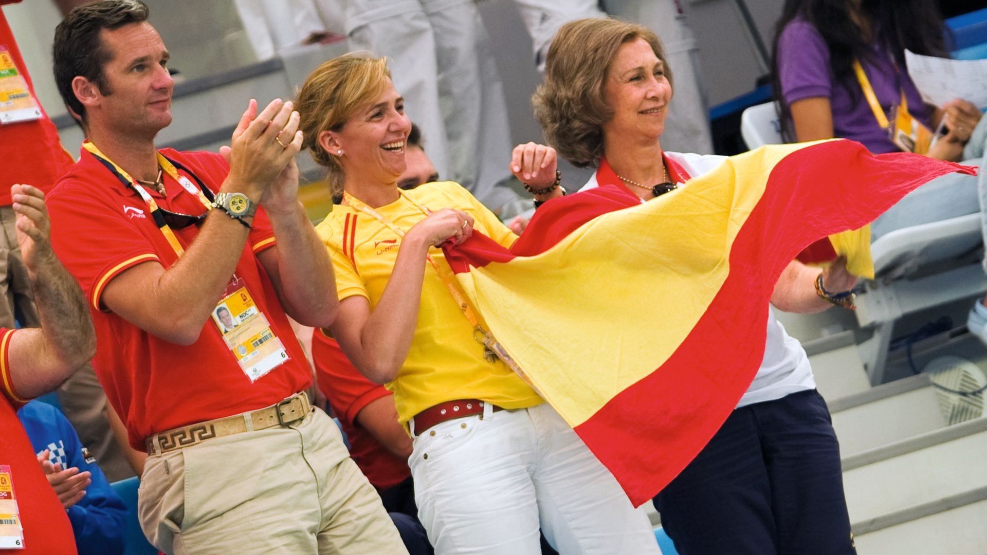 Iñaki Urdangarin, Infanta Cristina y Reina Sofía aplauden con una bandera española