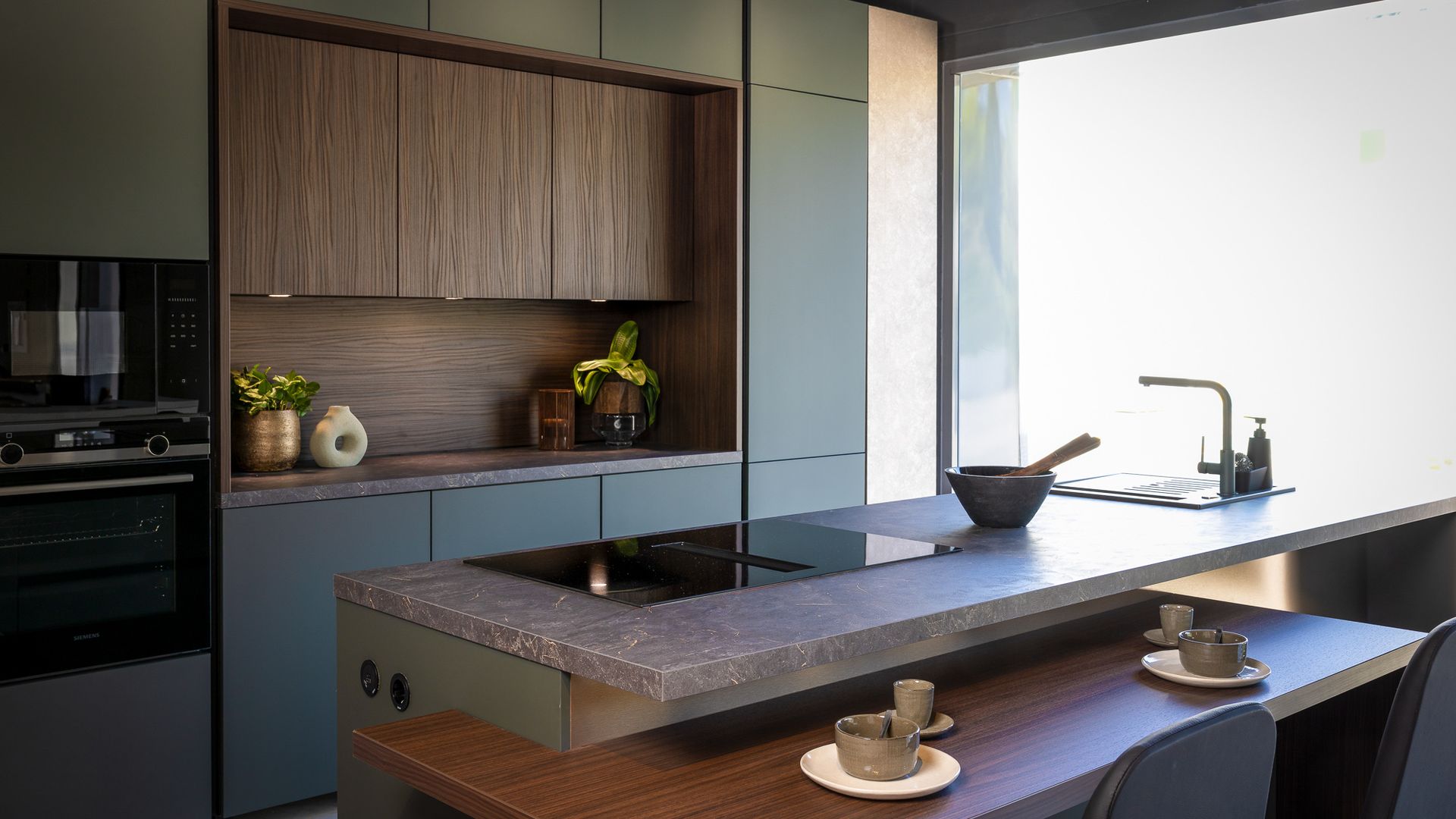 Cocina de estilo contemporáneo con mobiliario de Eggo Cocinas