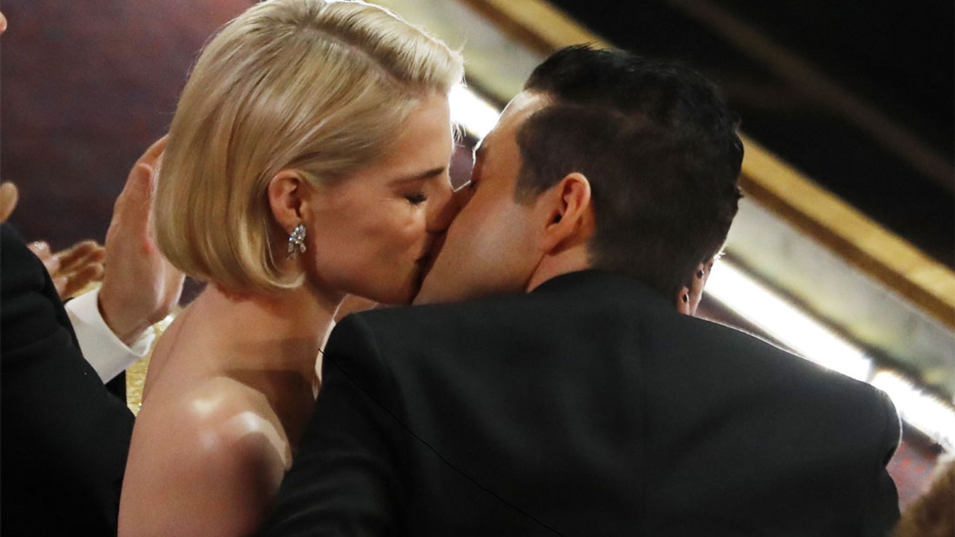 El romántico mensaje de Rami Malek a su novia Lucy Boynton al recoger el Oscar: 'Has capturado mi corazón'