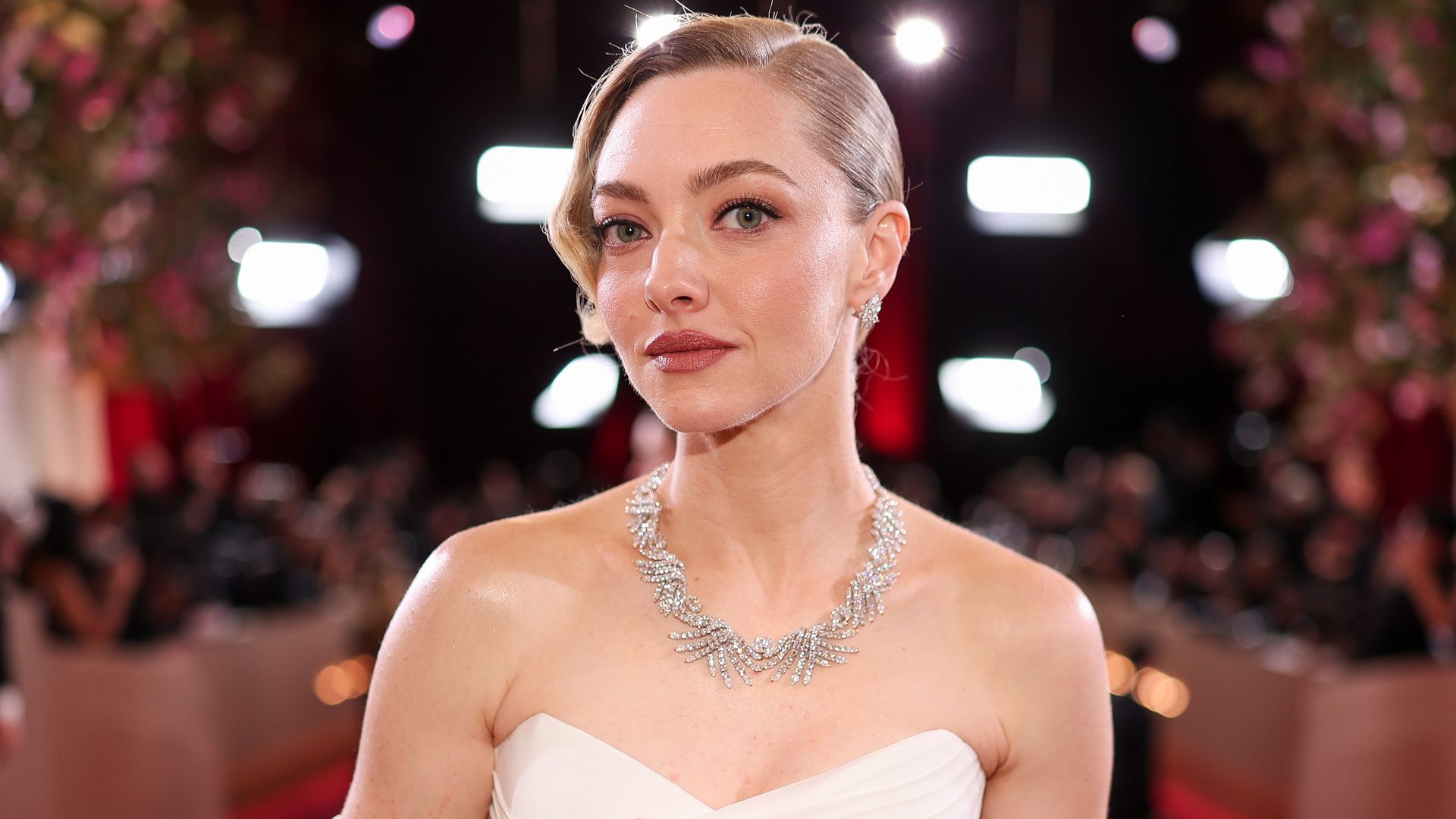 Elegantes y naturales: así se llevan las uñas cortas este invierno (también en looks de invitada)