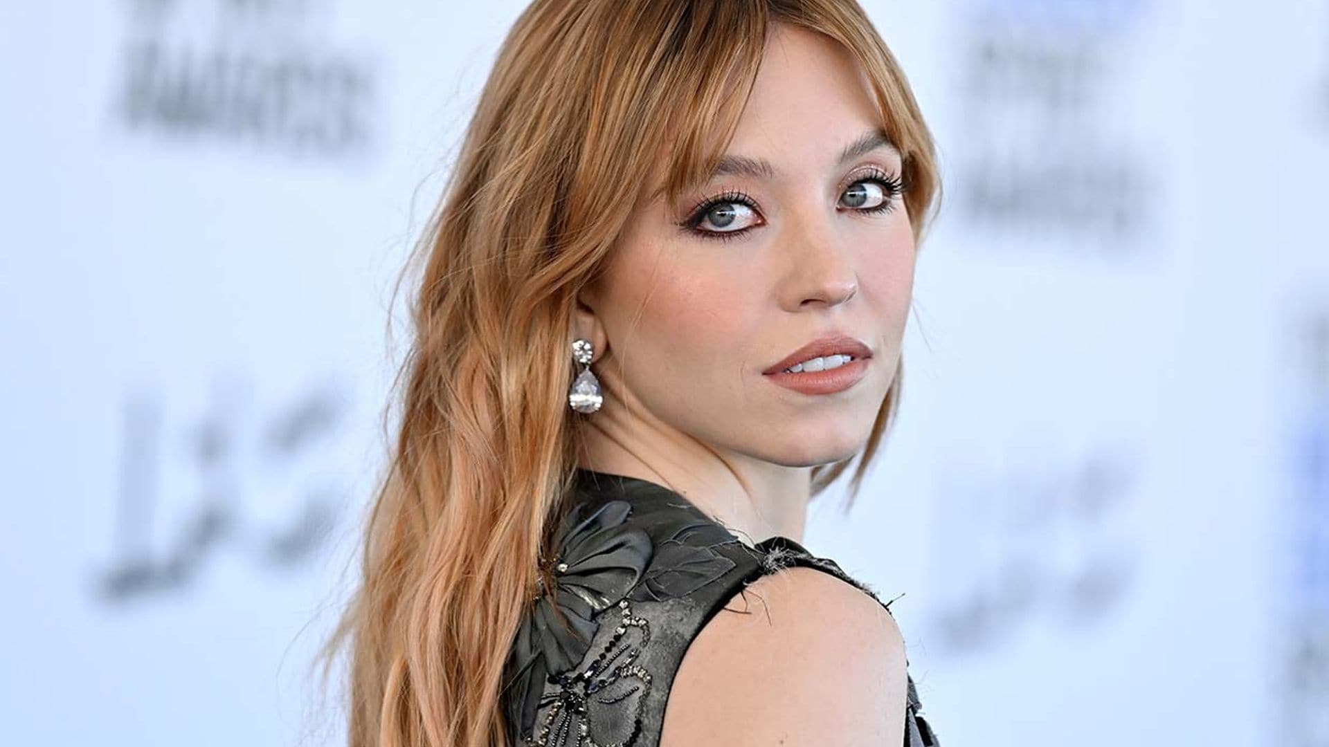 Ni pelirroja ni con flequillo: Sydney Sweeney recupera su look más famoso