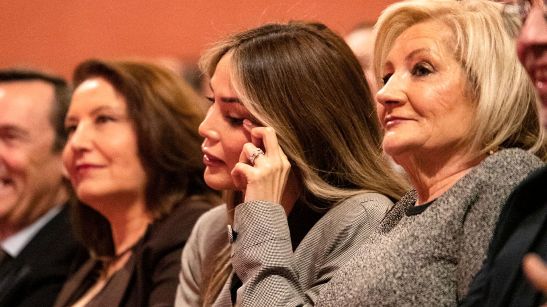 La mujer y la madre de David Bisbal lloran durante el discurso del cantante