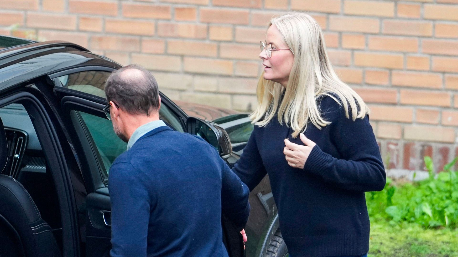 El príncipe Haakon y la princesa Mette-Marit llegan al Hospital Universitario de Oslo, Rikshospitalet, el 4 de junio de 2026