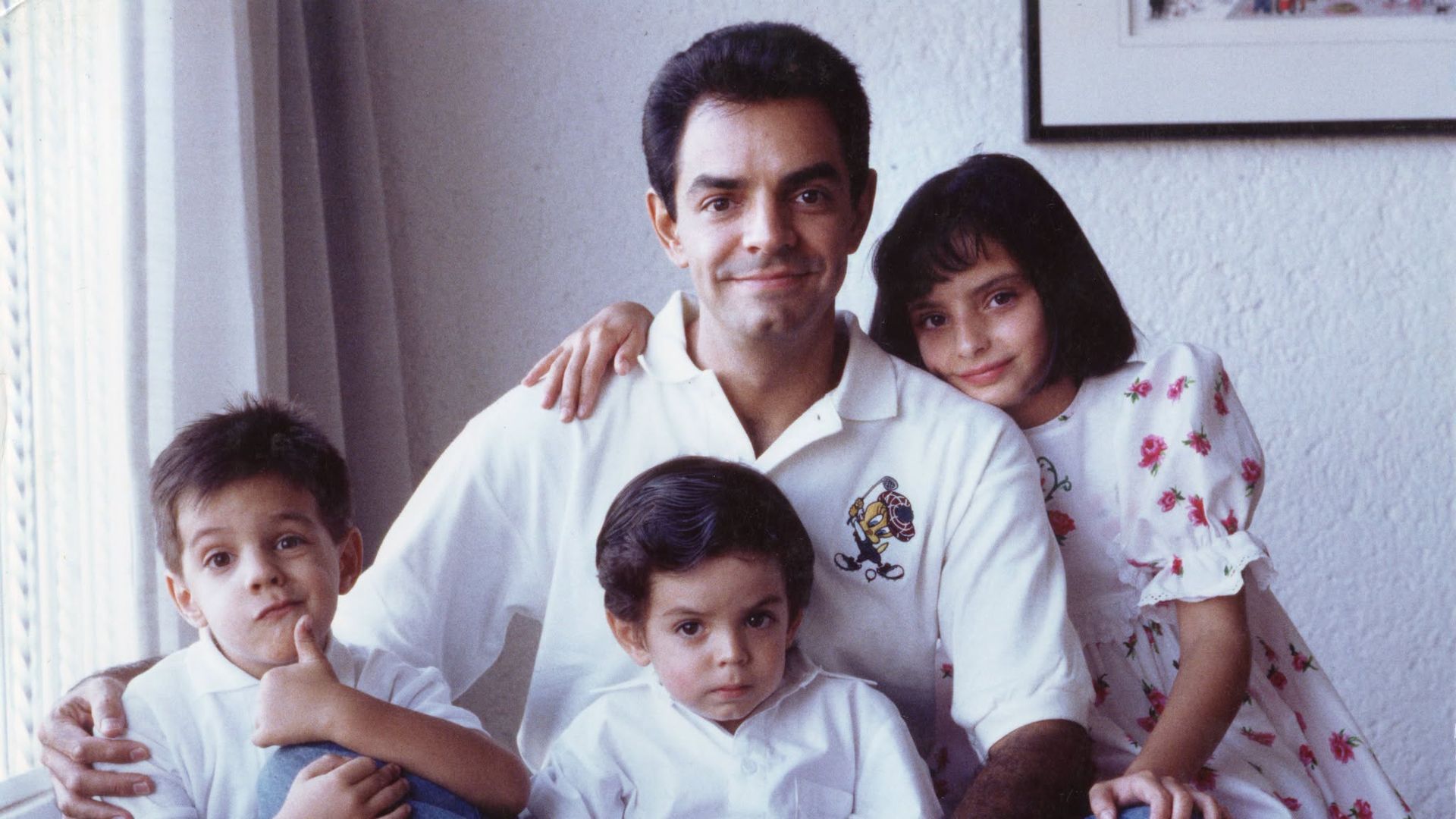 Eugenio Derbez con sus hijos Vadhir, José Eduardo y Aislinn en una nostálgica foto.