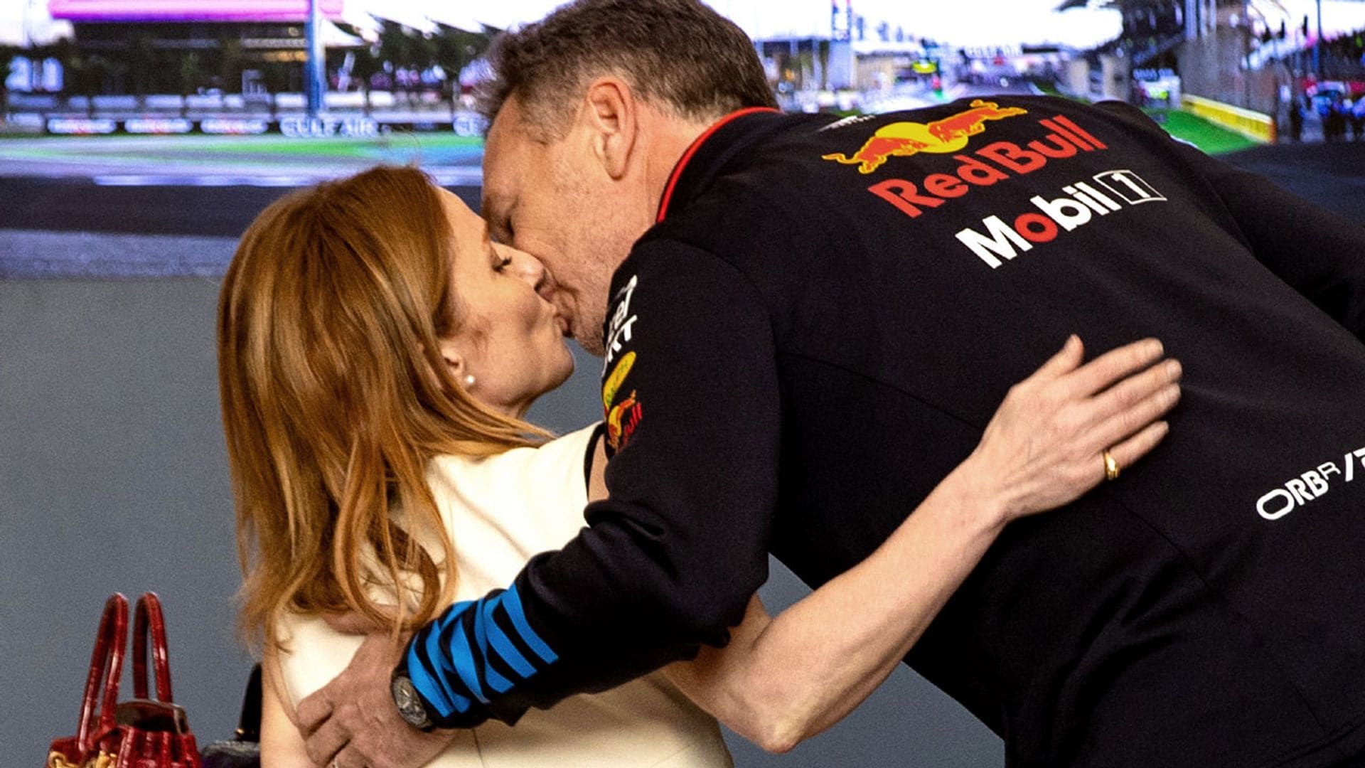 El apasionado beso de Geri Halliwell a su marido que escenifica su unión tras la polémica
