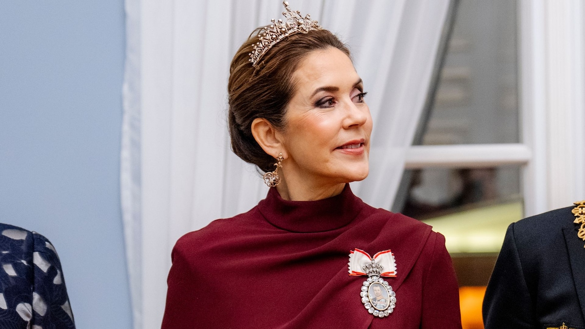 Mary de Dinamarca da la sorpresa en Lituania : un nuevo vestido de gala y la tiara que compró en una subasta