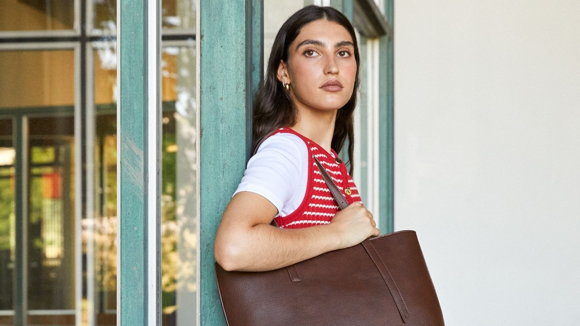 11 bolsos y mochilas muy prácticos y bonitos para universitarias que quieren vestir a la moda