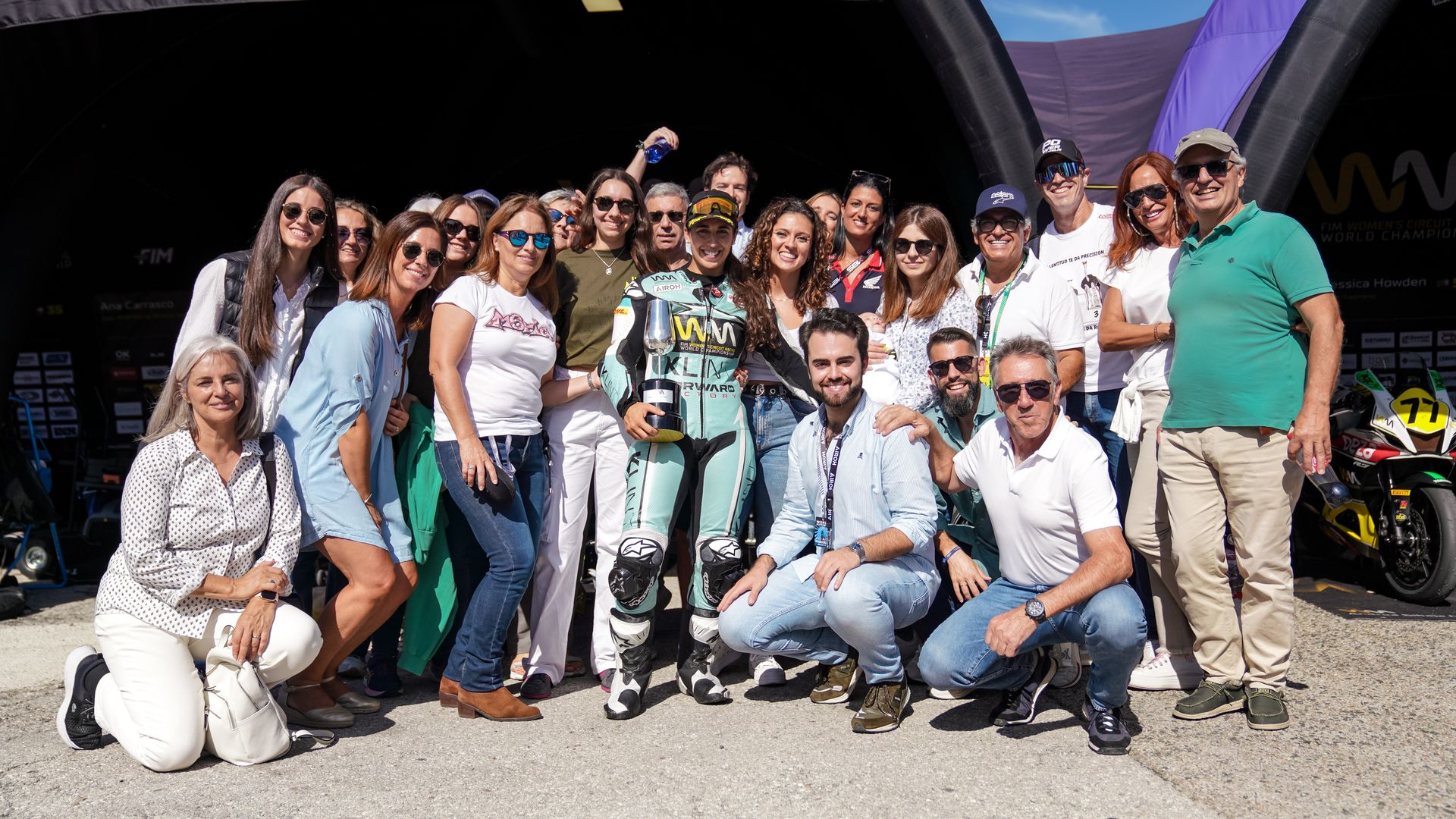 María Herrera, ganadora del campeonato mundial de motociclismo femenino, posa junto a su equipo