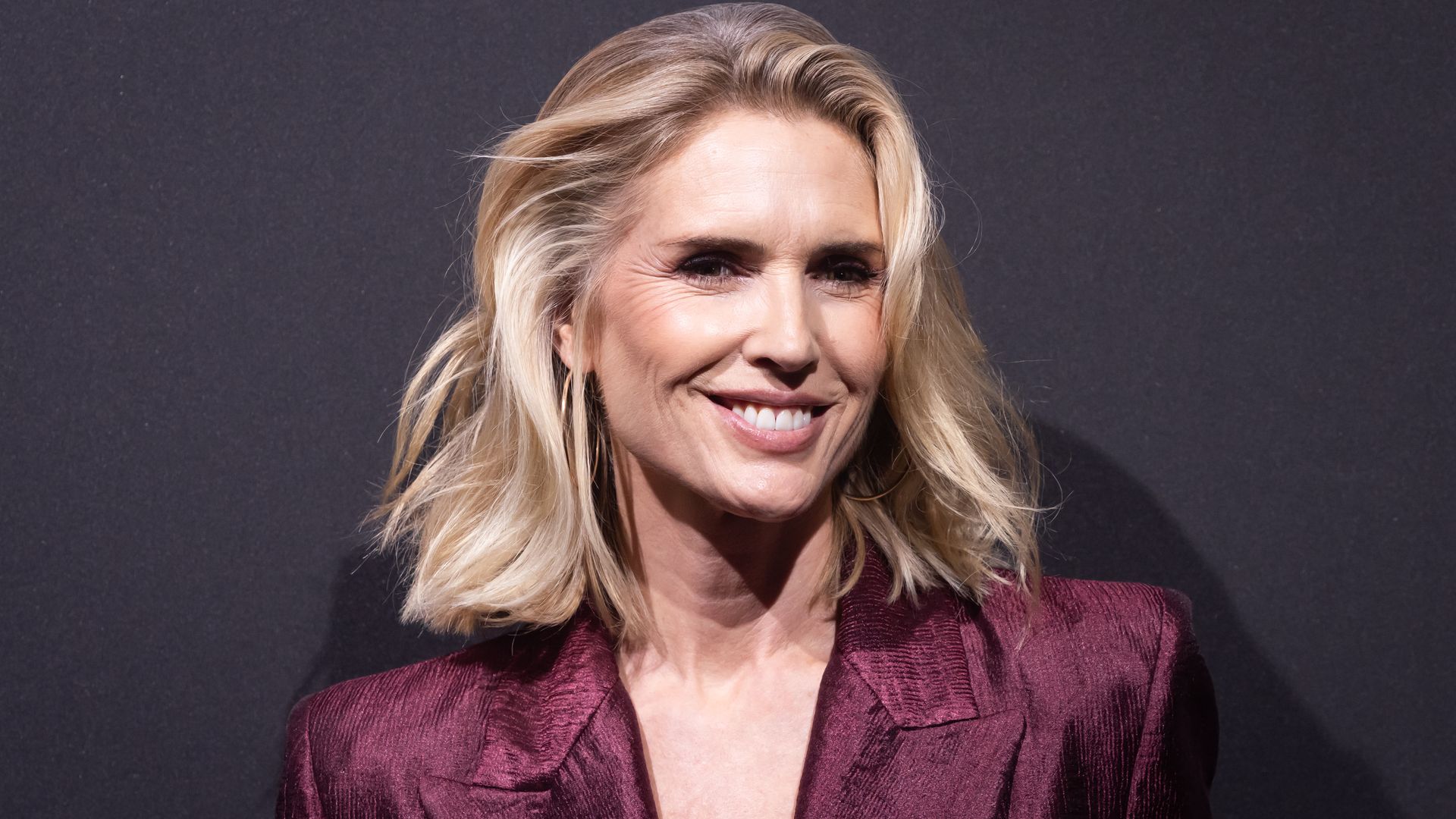 Judit Mascó con traje de chaqueta berenjena y corte de pelo clavicut en octubre de 2024