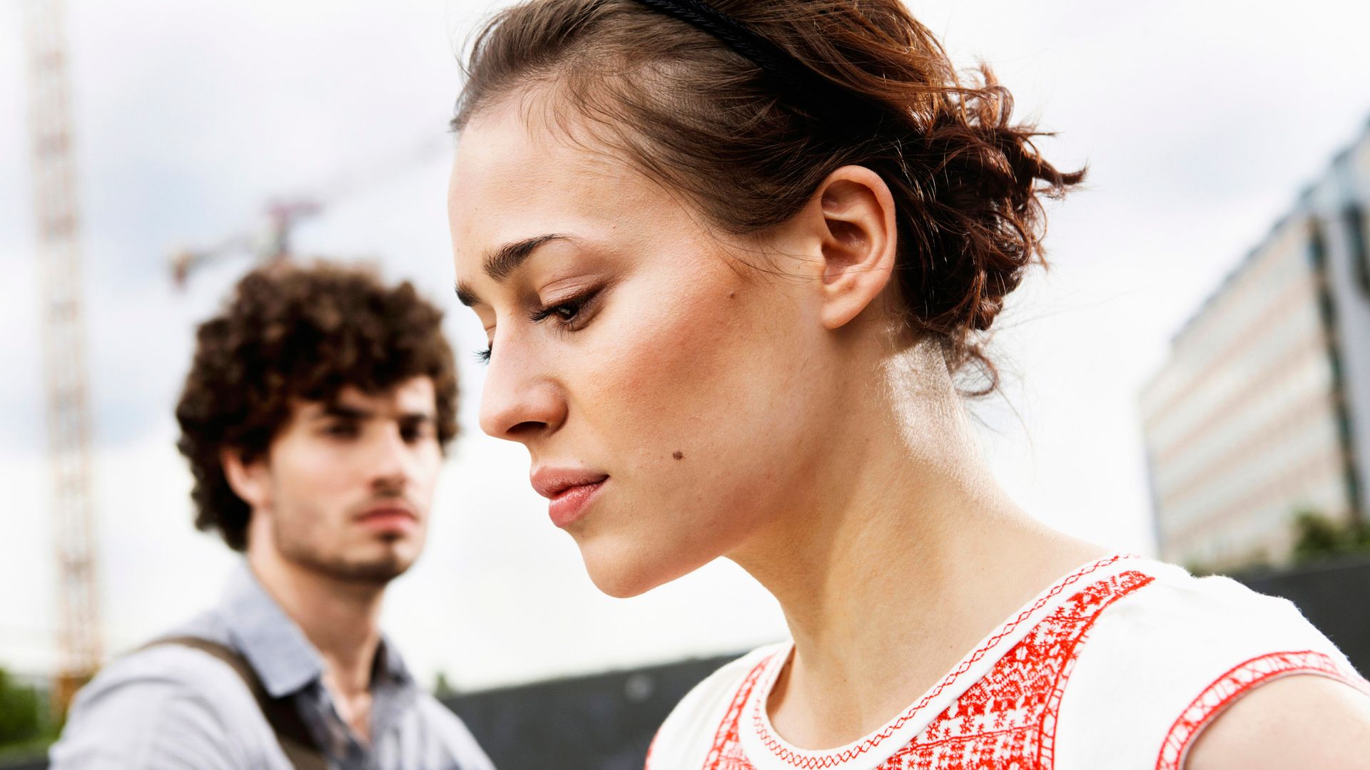 Mujer triste con su pareja detrás