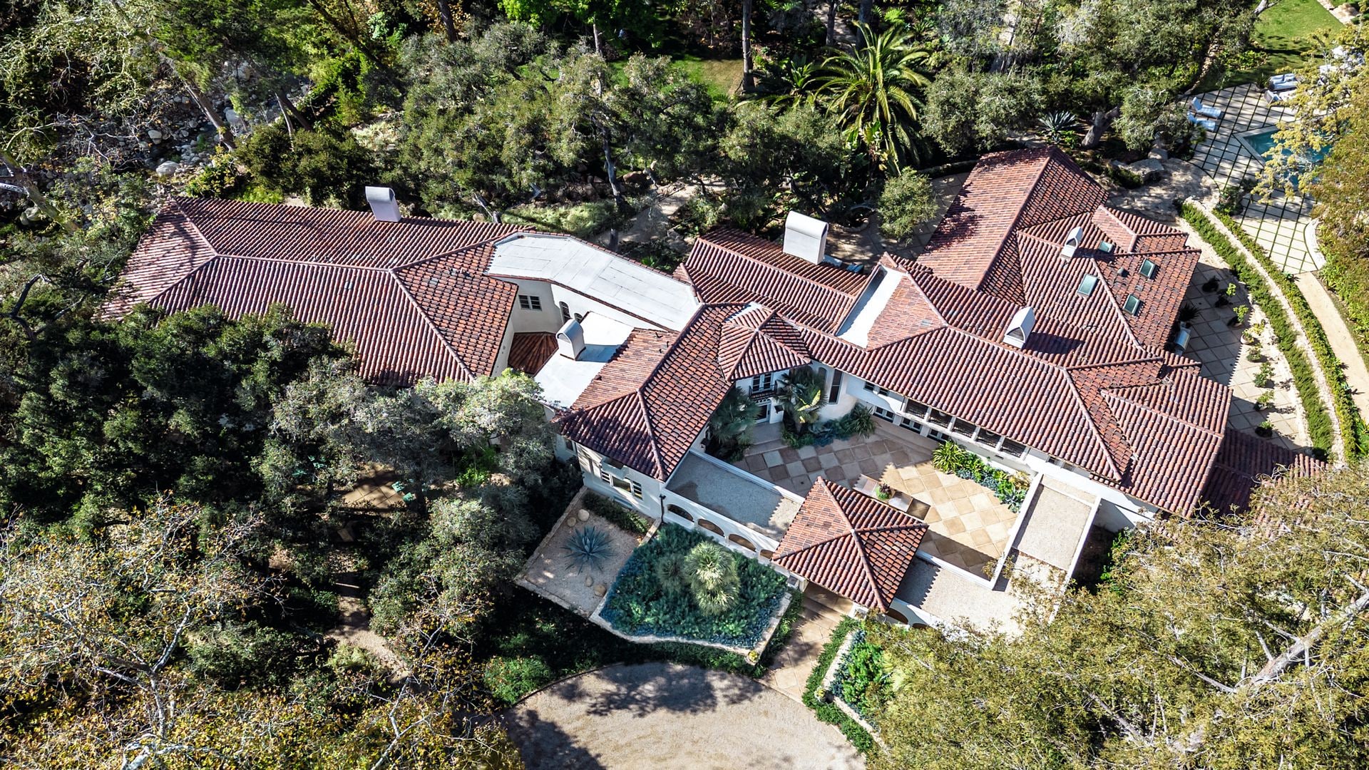 XORIN BALBES VECINO DEL PRÍNCIPE HARRY Y MEGHAN MARKLE, NOS RECIBE EN SU FANTÁSTICA MANSIÓN DE MONTECITO (CALIFORNIA)