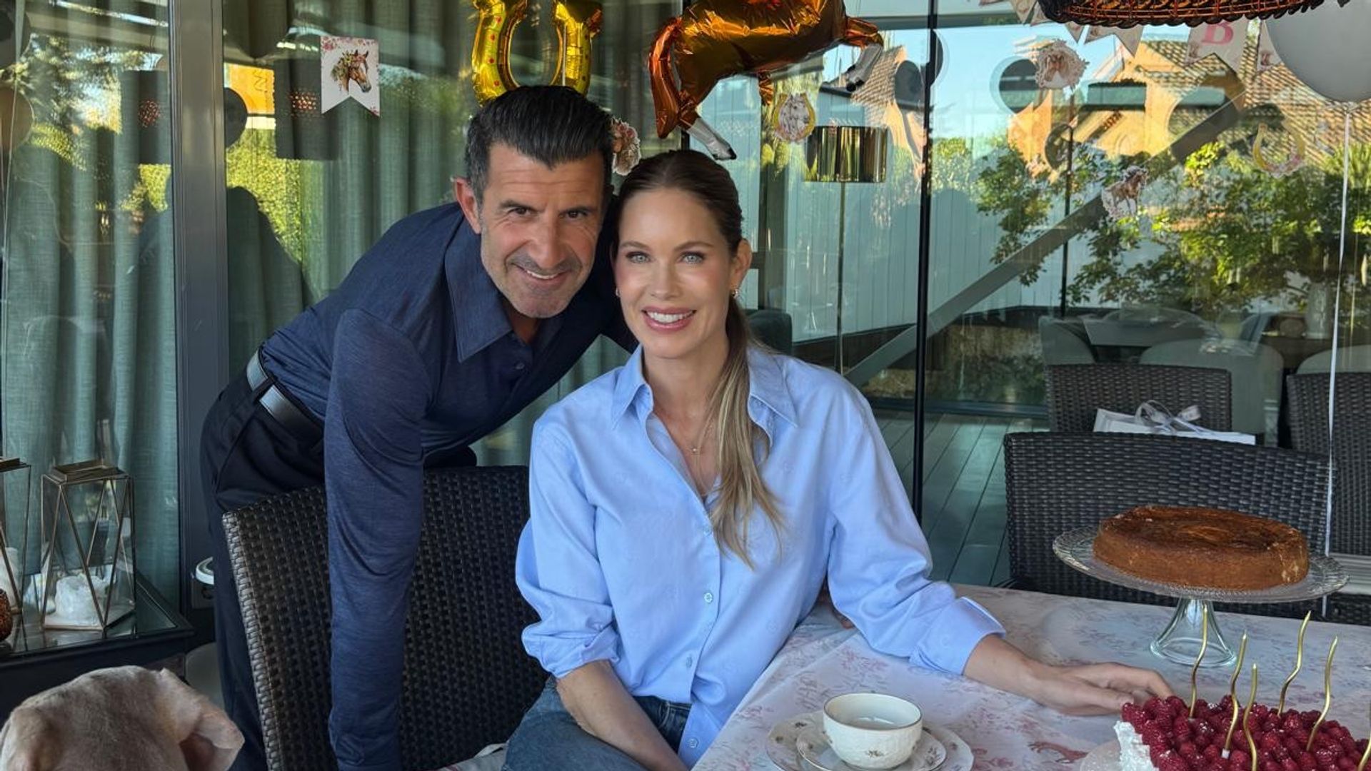 Luis Figo felicita a su mujer, Helen Svedin