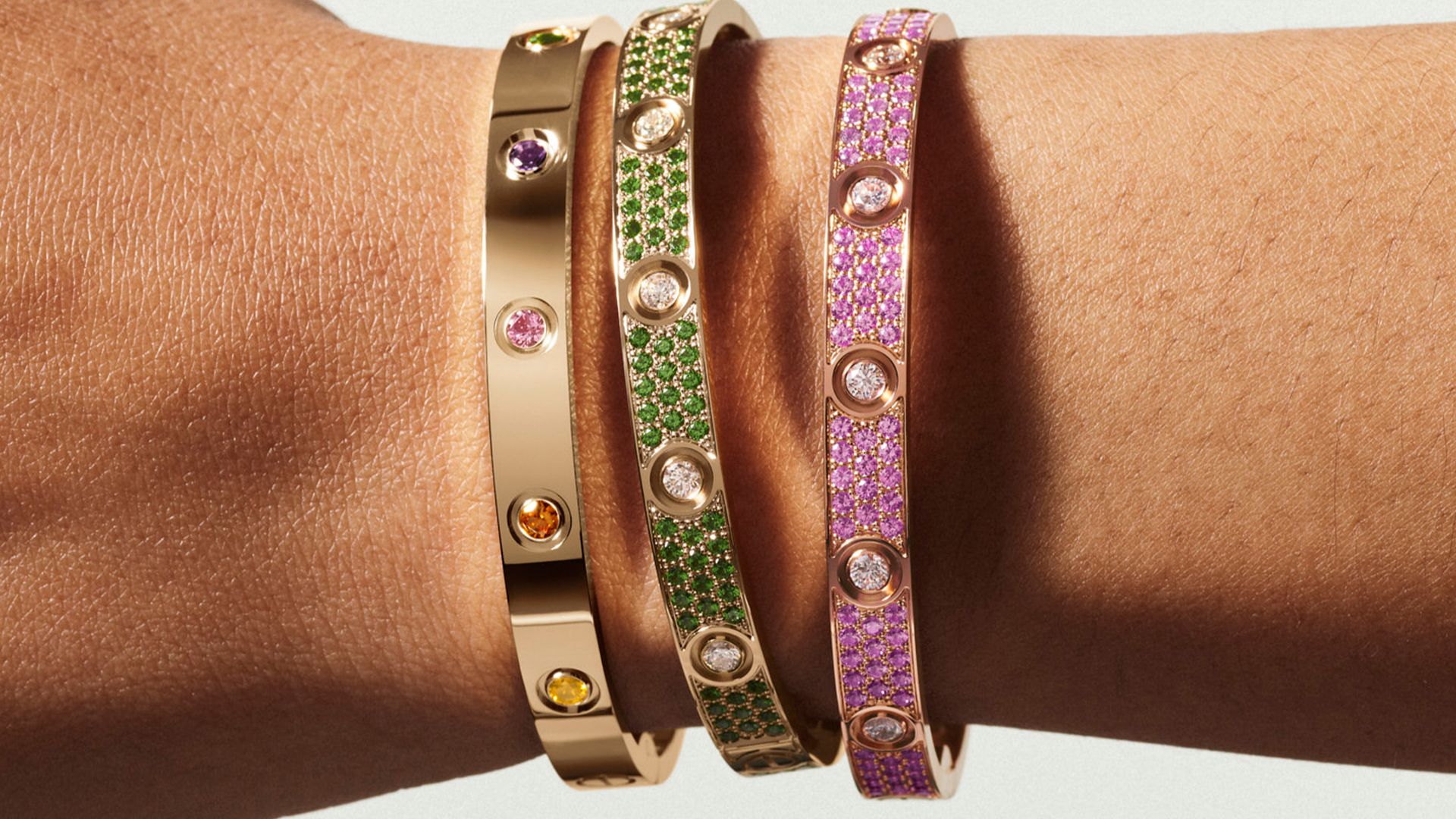 Las pulseras LOVE de Cartier se reinventan con pops de color.