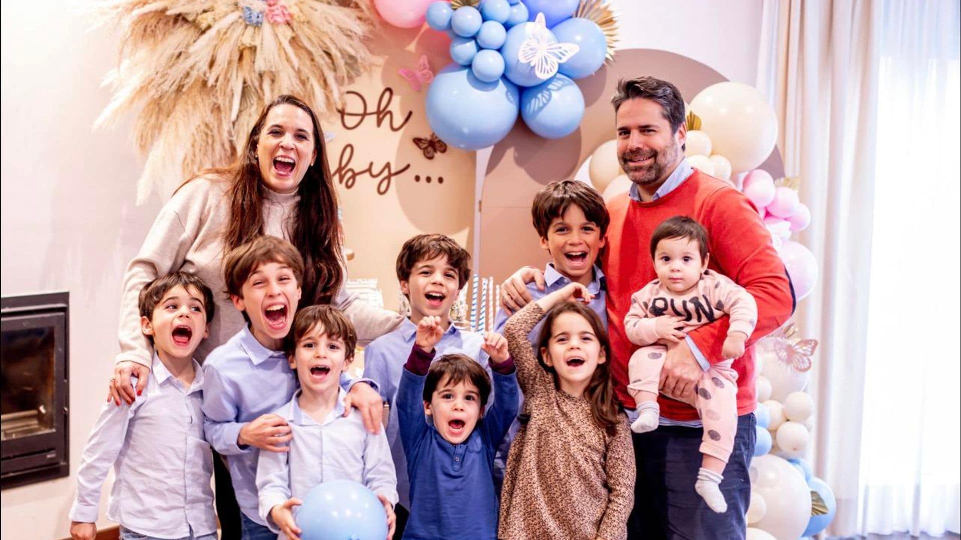 Ana iglesias y su marido, Jesús, junto a algunos de sus hijos