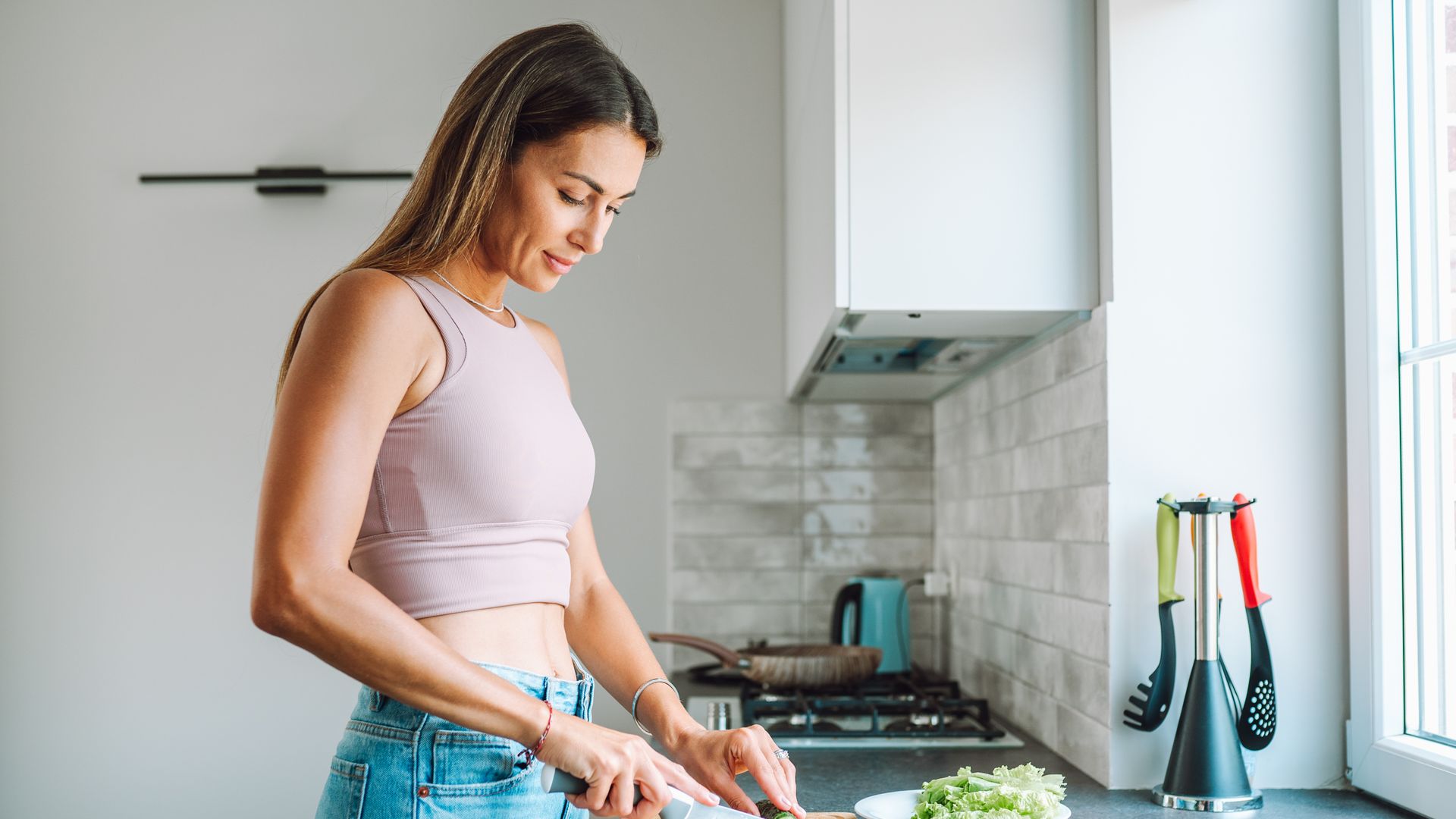 Una mujer preparando una receta saludable