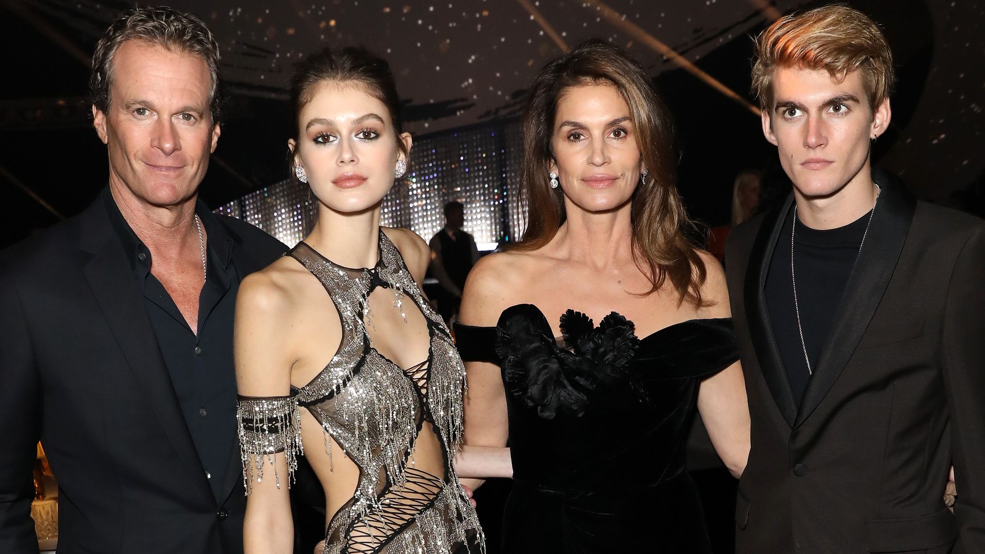 Presley Gerber creció en Malibú junto a su hermana Kaia, en una familia marcada por el éxito profesional de sus padres, Cindy Crawford y Rande Gerber