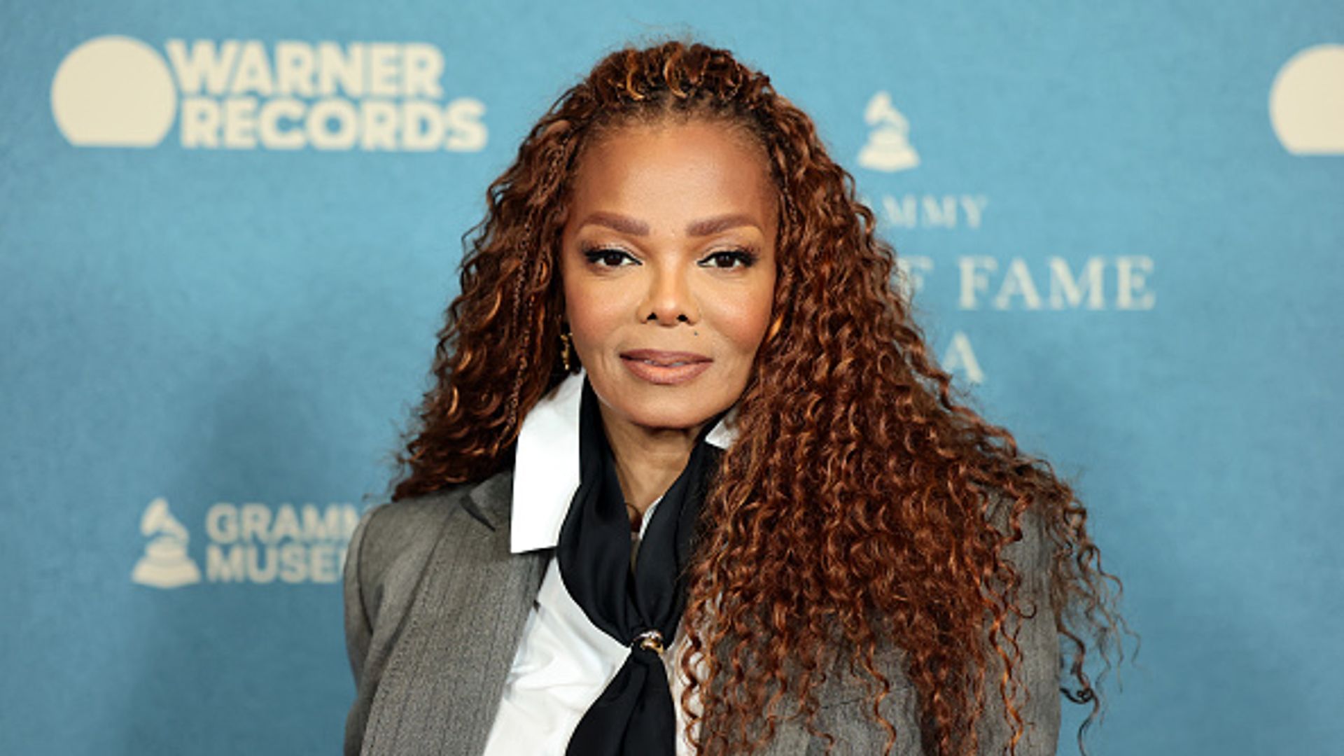 Janet Jackson impacta con un radical cambio de imagen que recuerda a su hermano Michael Jackson