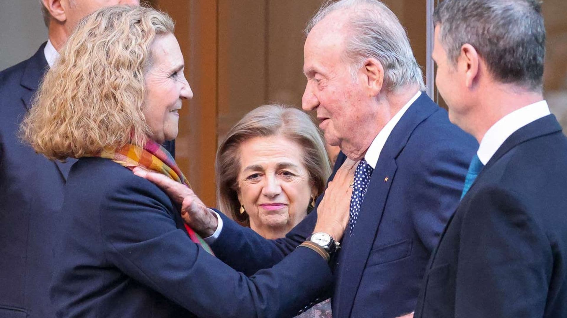 El peculiar ritual de don Juan Carlos y la infanta Elena en su cariñosa despedida