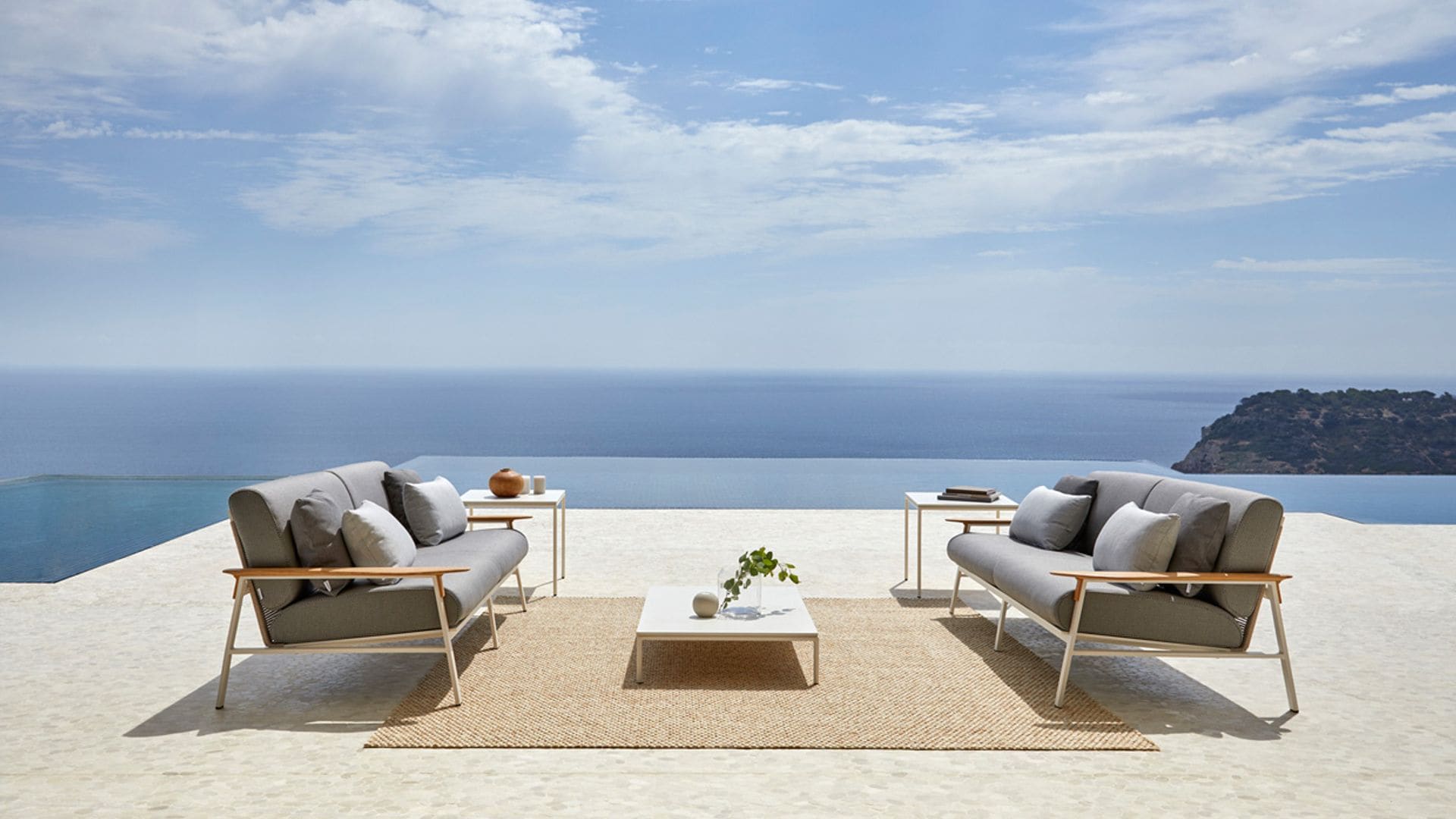 Muebles de exterior creados por grandes diseñadores que son un auténtico lujo