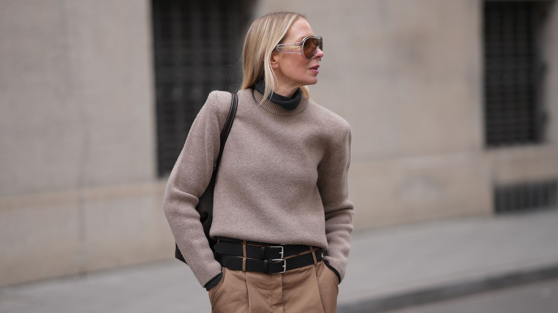 Mirja Klein con jersey de punto beis y falda cámel en Munich 
