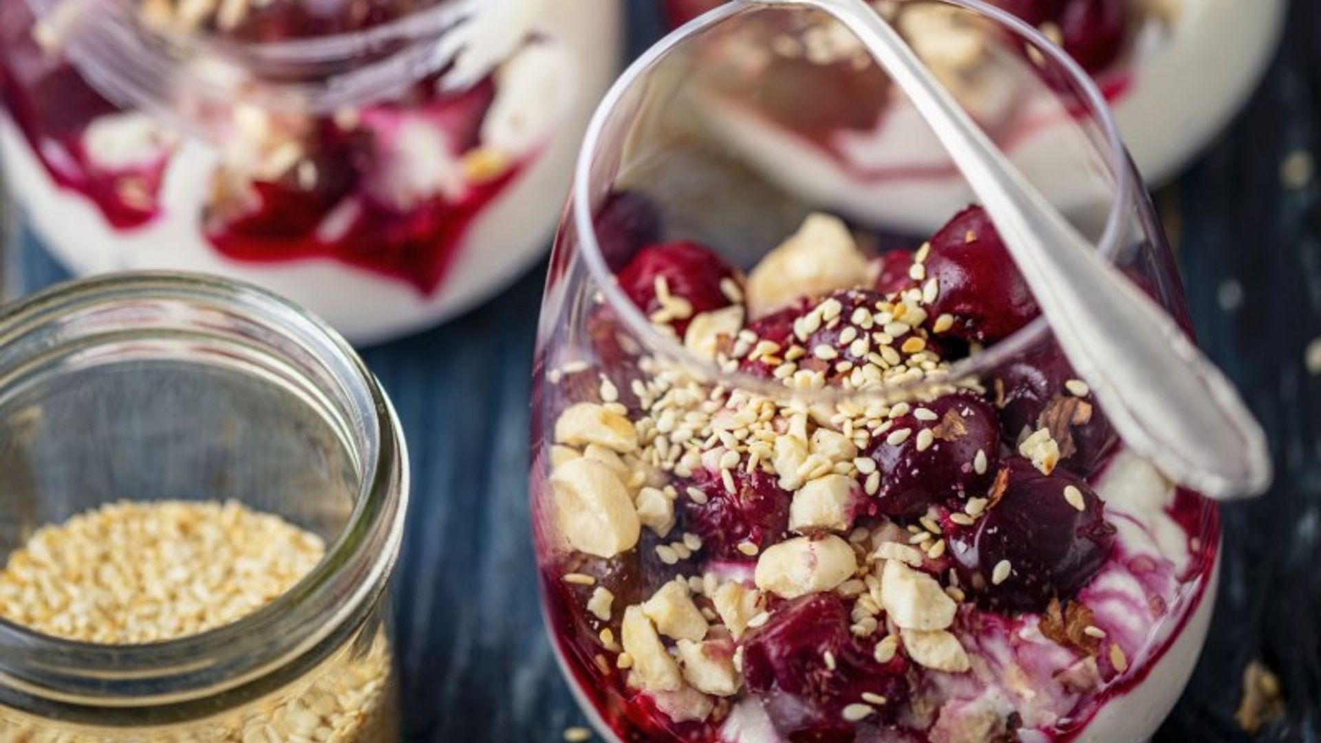 Yogur griego con compota de cerezas