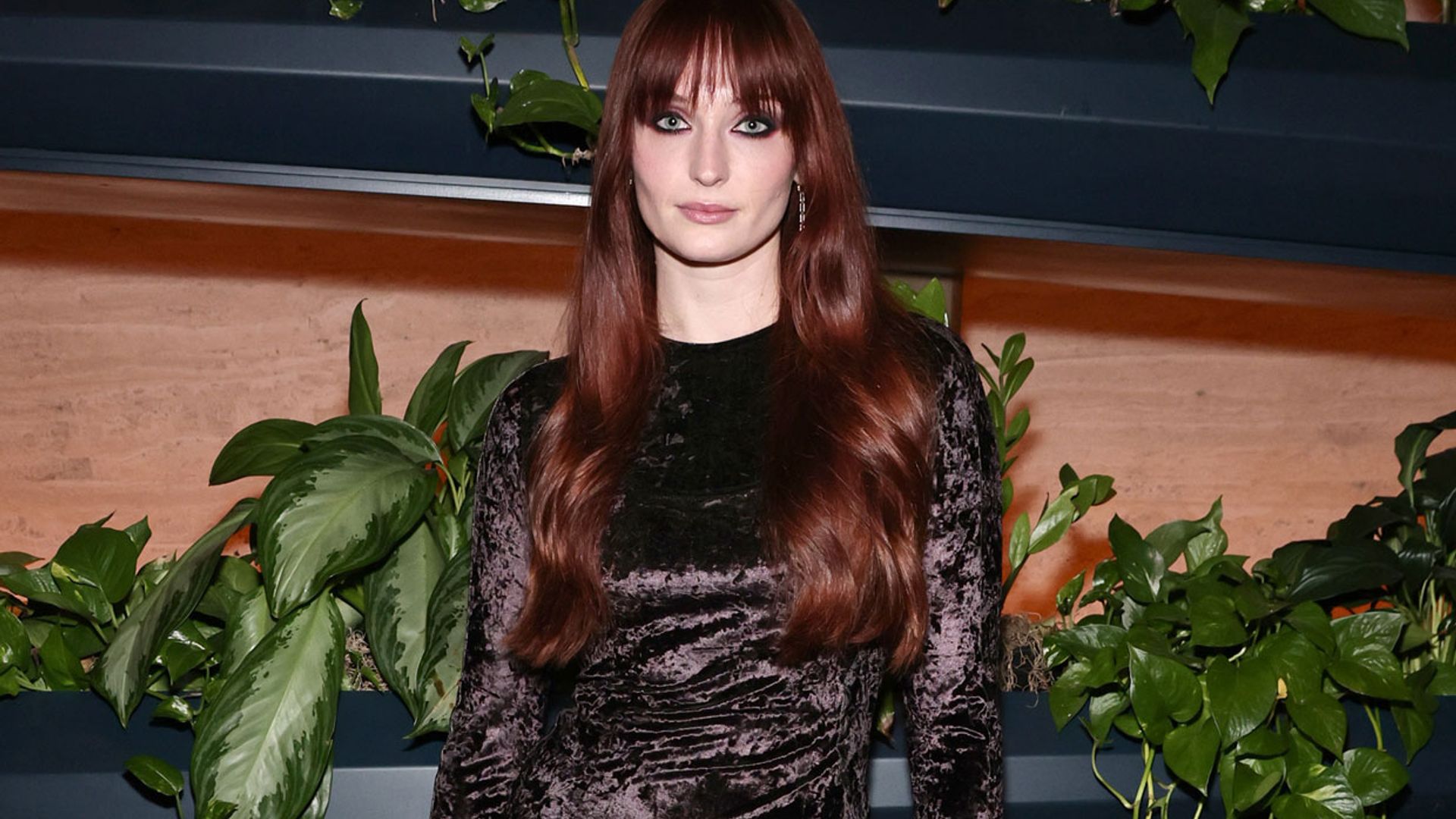 El 'LBD' de terciopelo ha vuelto: el de Sophie Turner y otras opciones españolas que ya puedes comprar