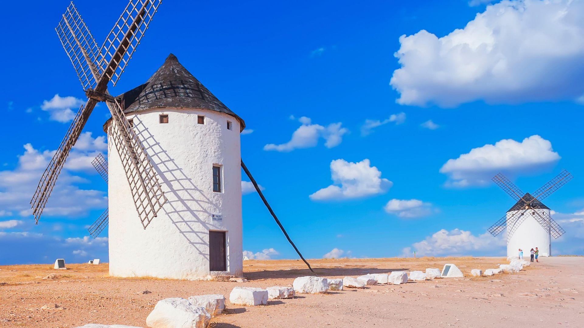 De Alcalá de Henares al valle del Baztán: 10 destinos literarios ideales para celebrar el Día del Libro