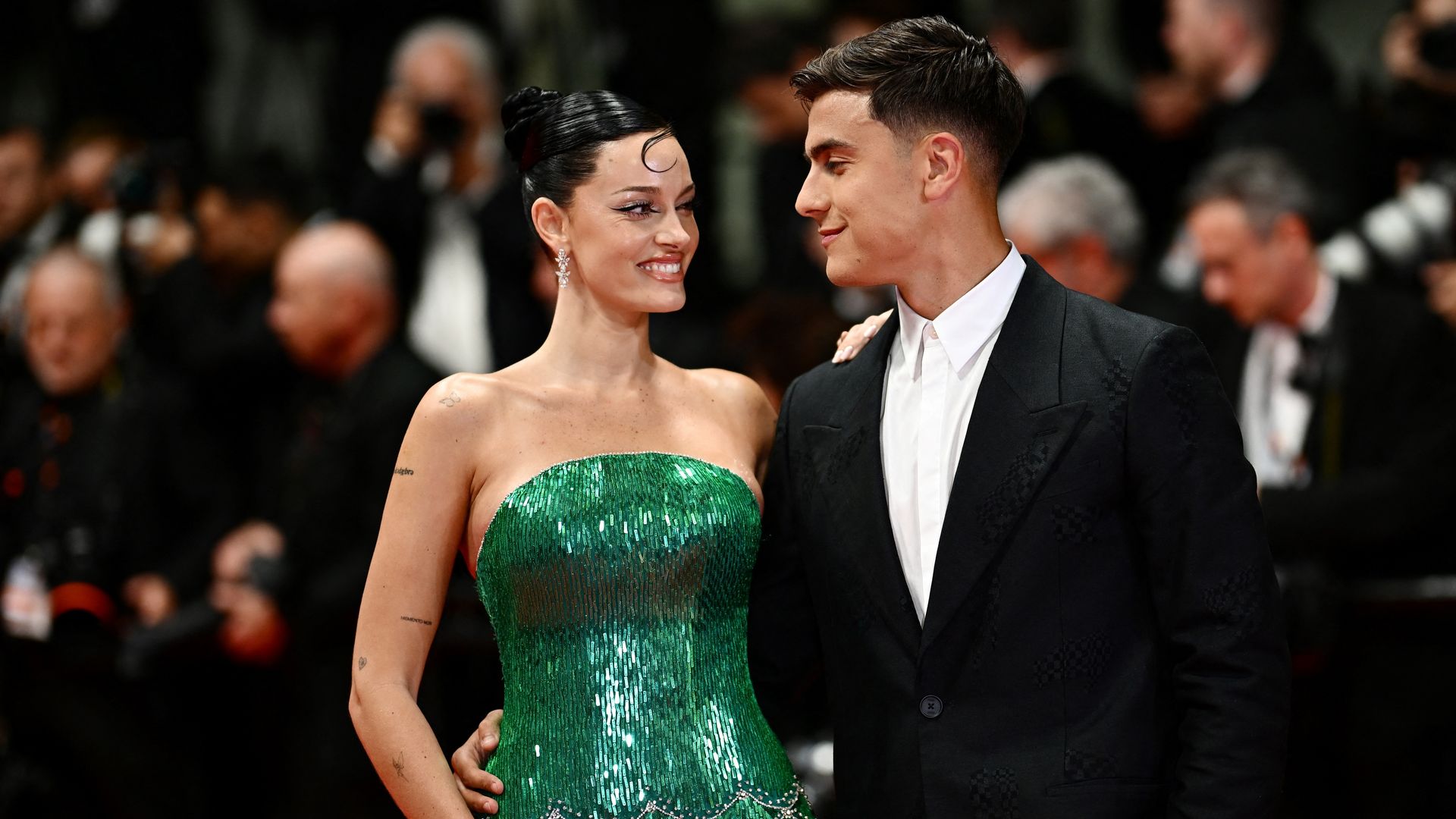 Oriana Sabatini y Paulo Dybala, ‘con un pie en el altar’, muestran sus anillos de boda