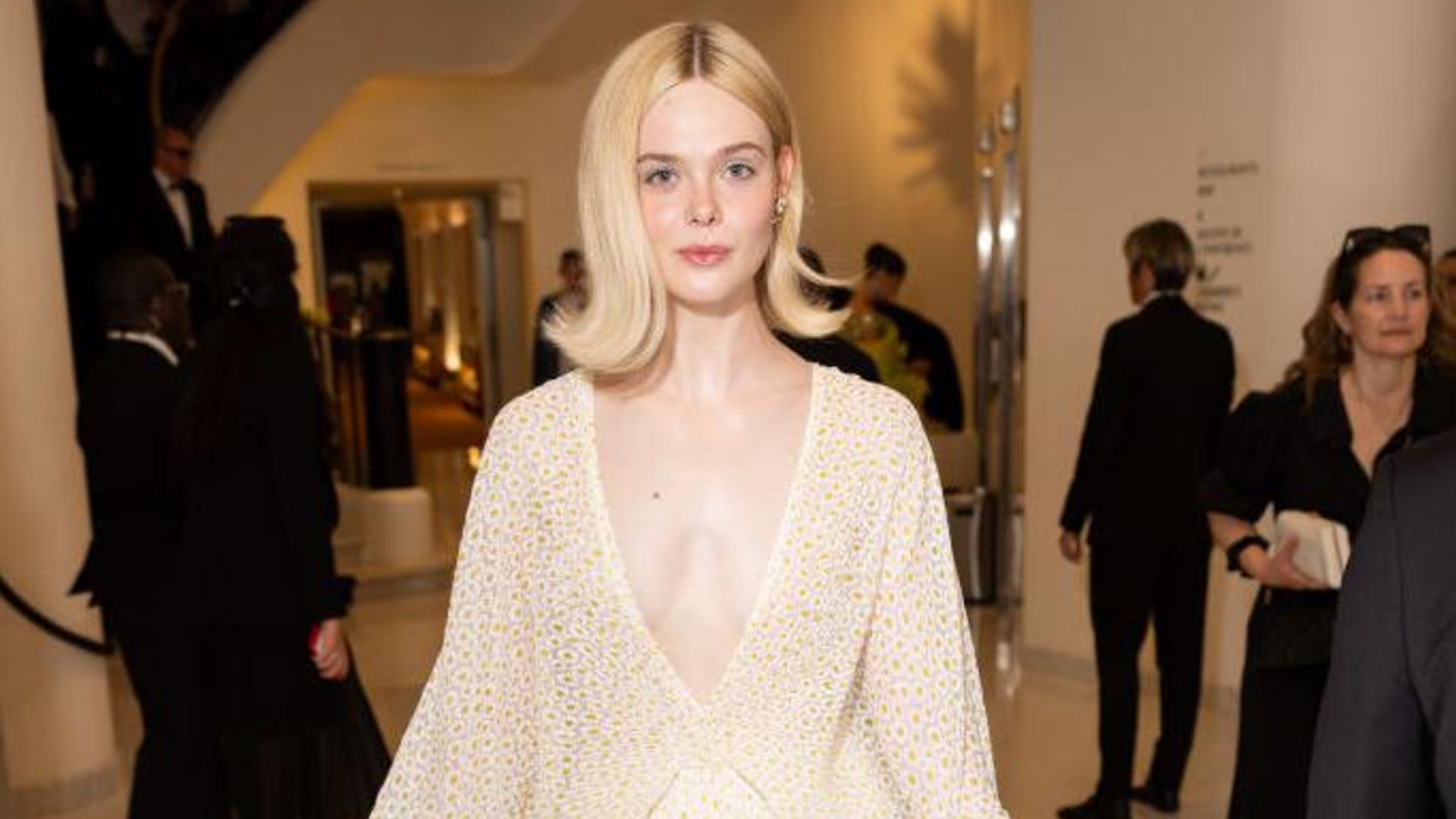 Elle Fanning conquista Cannes con un ‘look’ inspirado en los 70s