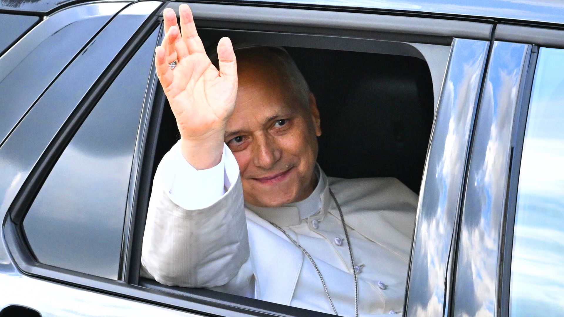 El Papa recibe el alta y vuelve al Vaticano tras su operación de pulmón: sus primeras imágenes rodeado de gran expectación