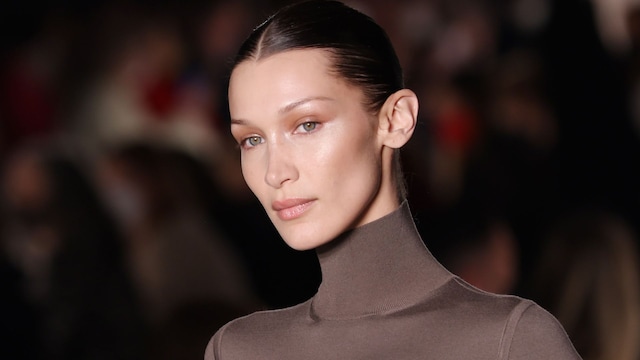 Bella Hadid desfilando para Max Mara en 2022