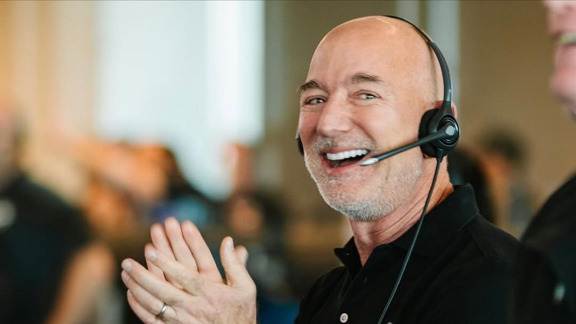 Jeff Bezos feliz tras el exitoso lanzamiento del New Glenn