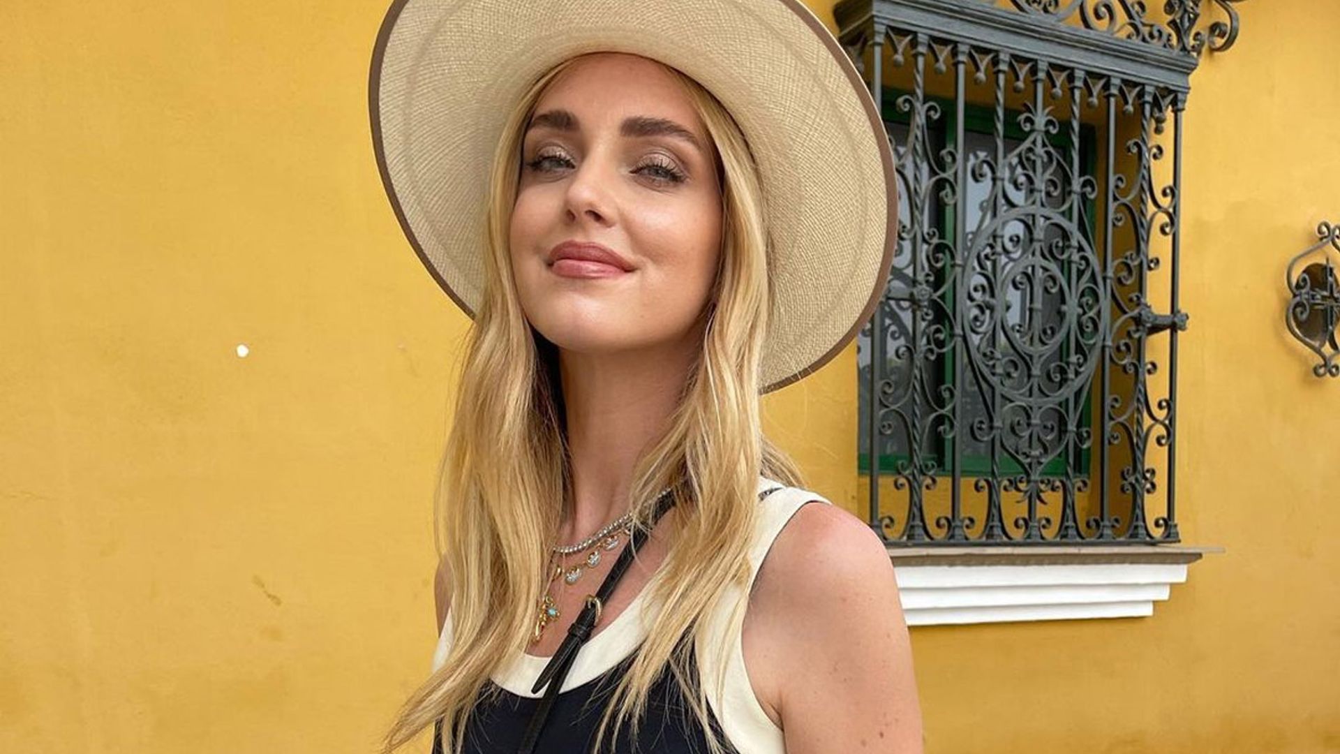 Chiara Ferragni se sumerge en las tradiciones sevillanas: de su visita al Cristo de los Gitanos a su foto con La Giralda