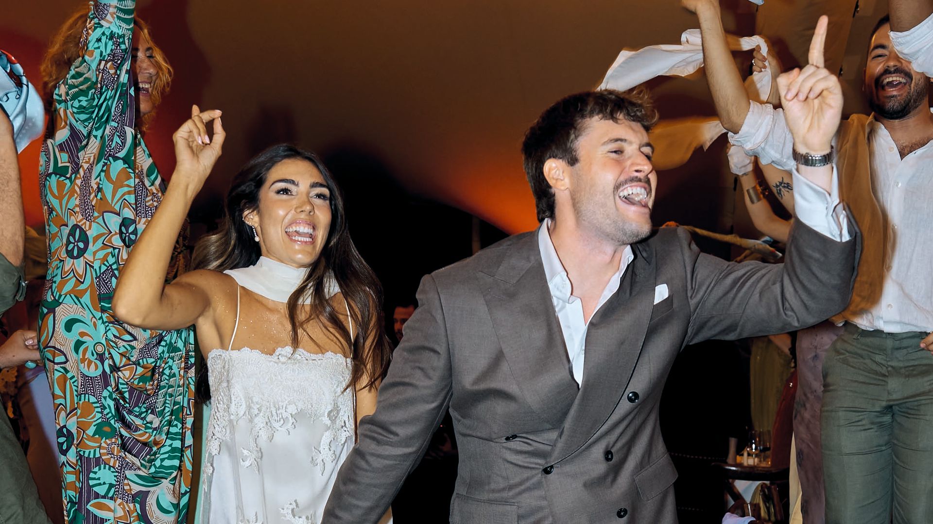 Anna y Mario entraron en la cena al ritmo de la canción de Estopa "Como Camarón", y todos los invitados los recibieron con los pañuelos en alto bailando