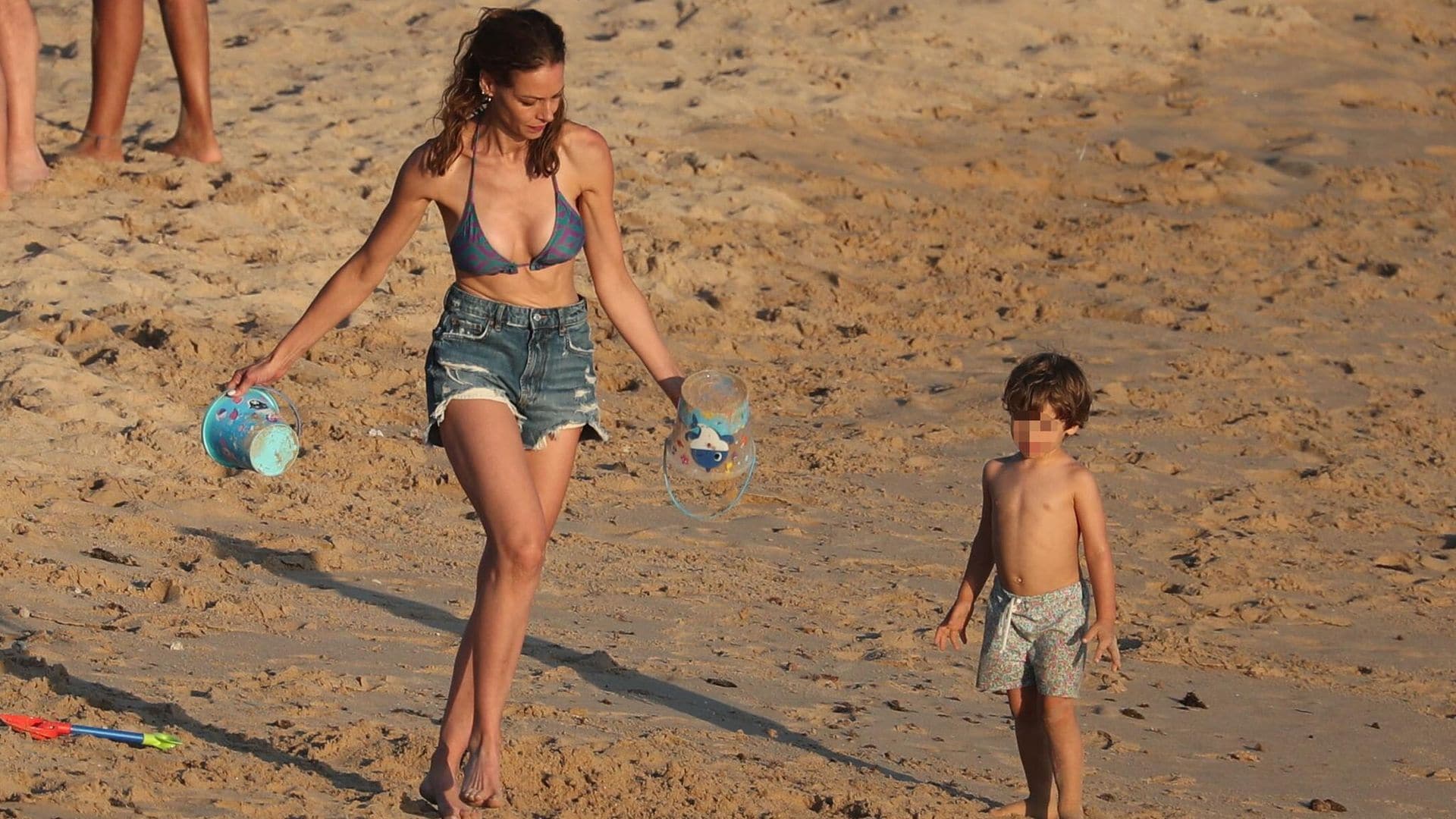 Eva González se divierte, como una niña más, con su hijo Cayetano en la playa