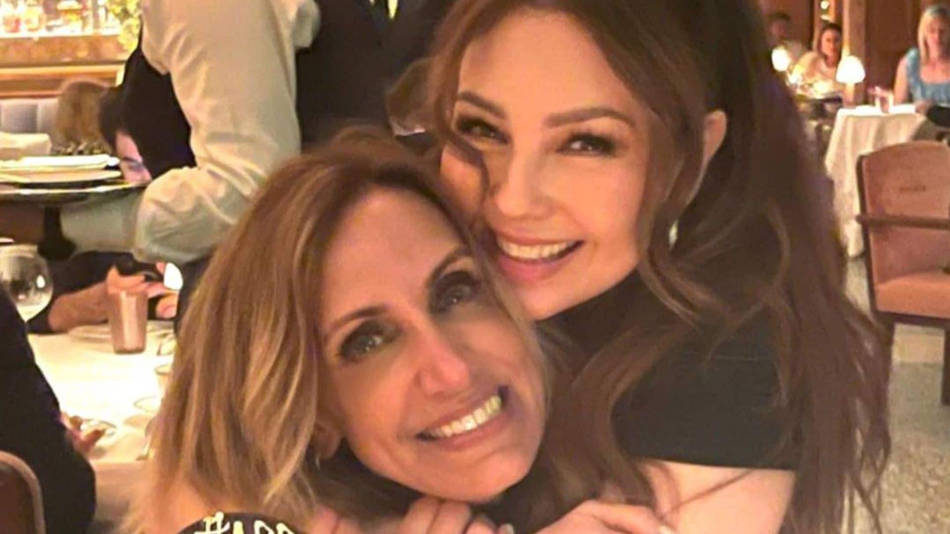 Thalía sorprende a Lili Estefan por su cumpleaños ¡con inédita celebración y pastel incluido!