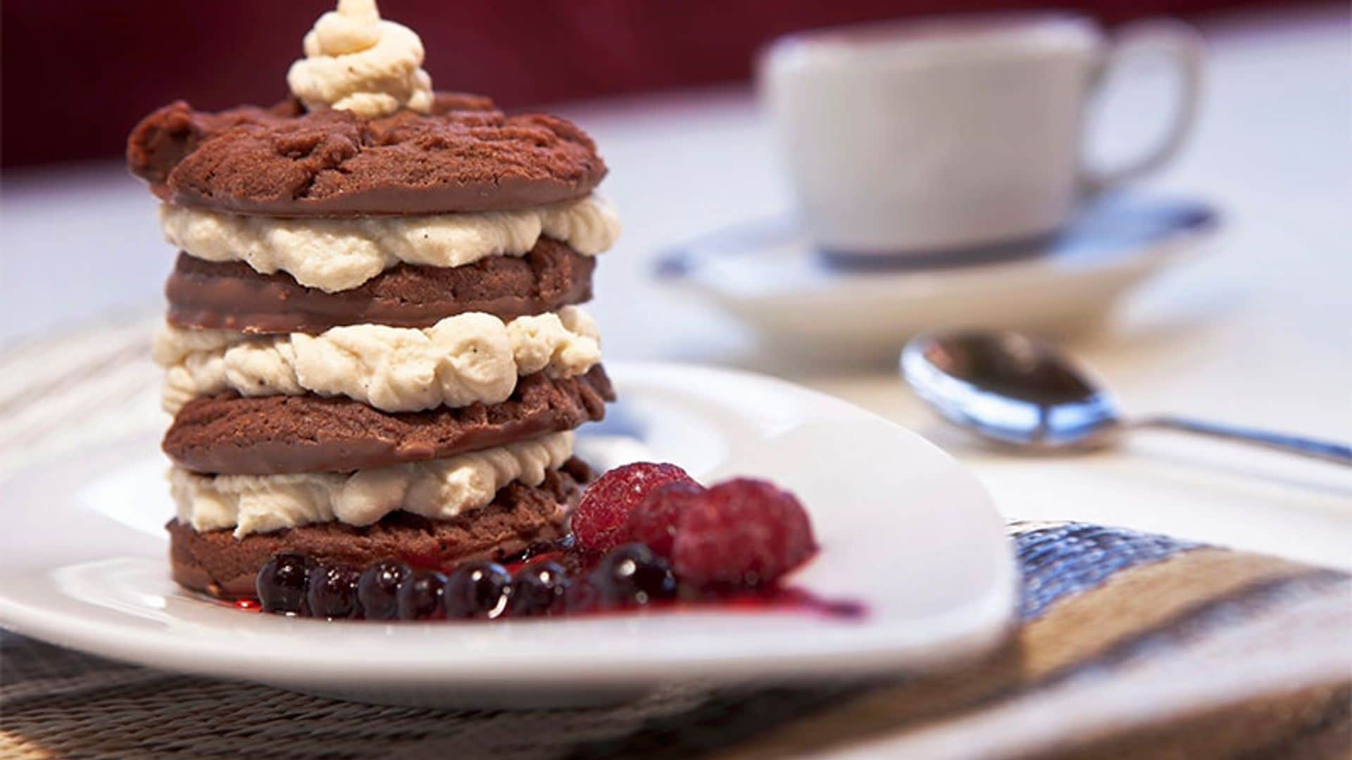 Mini tarta de 'cookies' de chocolate con crema de mascarpone y salsa de frutos rojos