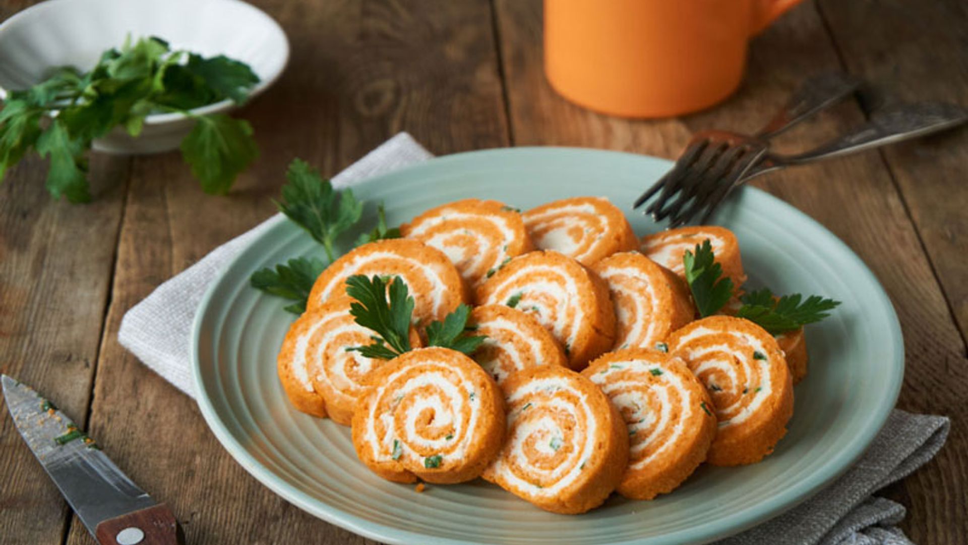 Rollitos de tortilla con queso crema a las finas hierbas