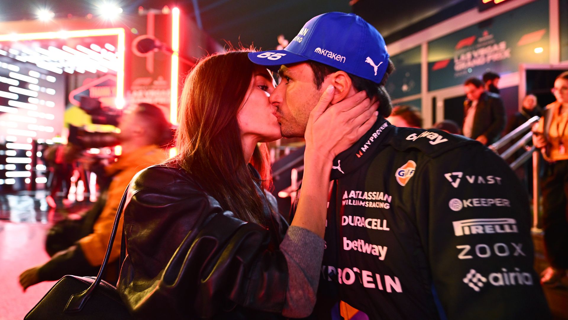 El romántico beso de Carlos Sainz y Rebecca Donaldson en Las Vegas