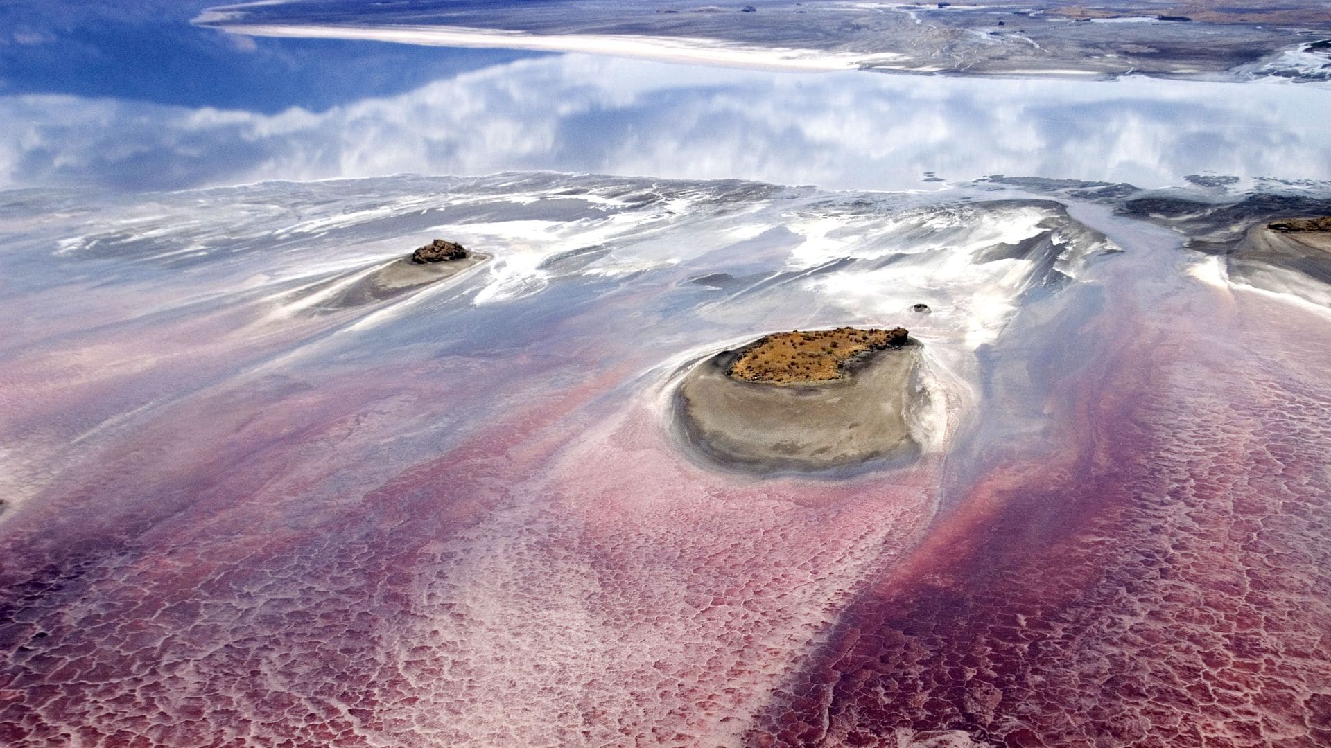 El lago Natron, en Tanzania, momifica a quienes caen en sus aguas alcalinas.