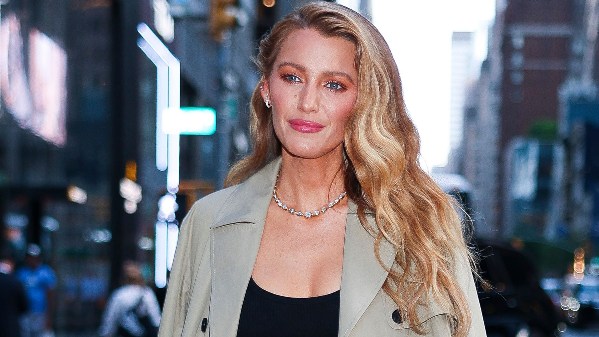 Blake Lively con gabardina y melena rubia rizada en Nueva York