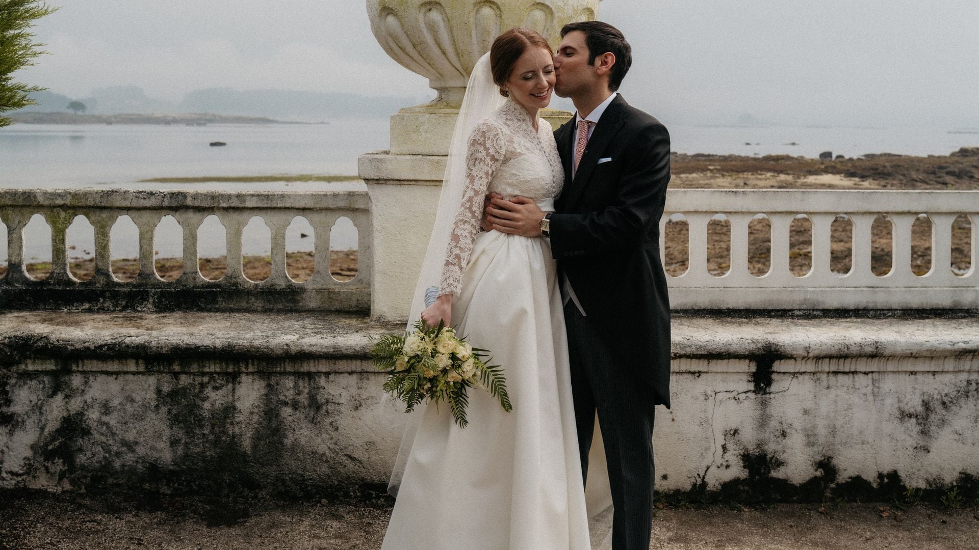 La boda de María en la Isla de La Toja, la novia que se inspiró en Grace Kelly para su look desmontable de cuatro piezas