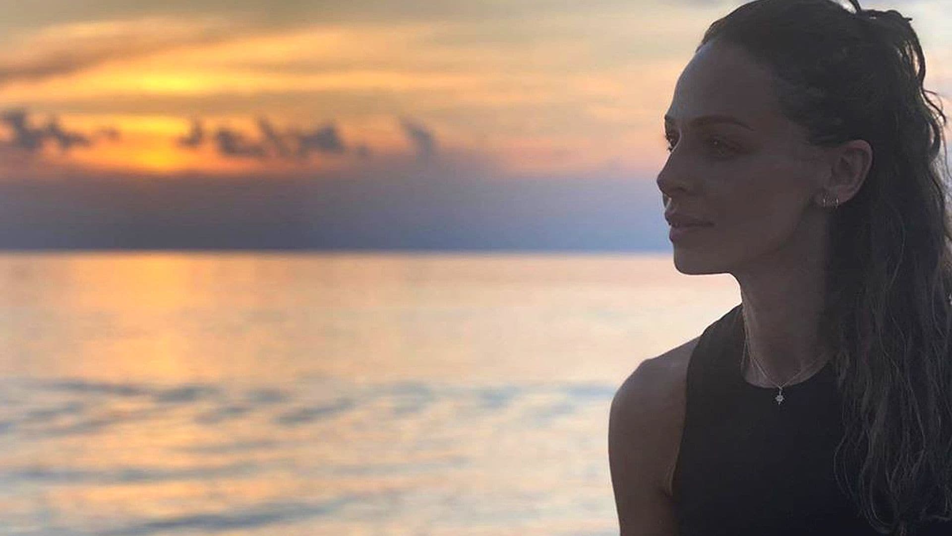 Eva González despide el verano con un baño al atardecer y Cayetano Rivera como fotógrafo de excepción