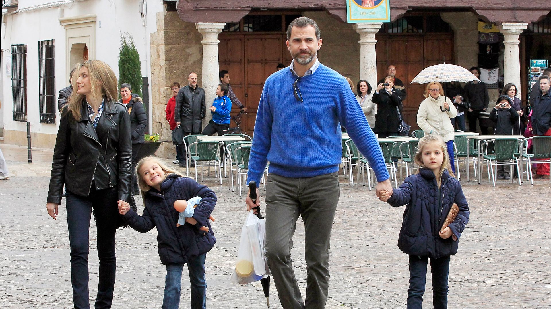 LOS PRINCIPES DE ASTURIAS FELIPE DE BORBON Y LETIZIA ORTIZ Y SUS HIJAS LAS INFANTAS LEONOR Y SOFIA DE BORBON POR LAS CALLES DE ALMAGRO 23/03/2013 ALMAGRO,CIUDAD REAL