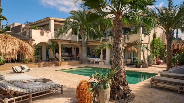 Zona de piscina de la villa principal de 'Villa Las Tortiugas' en Los Monteros, urbanización en Marbella (Málaga)
