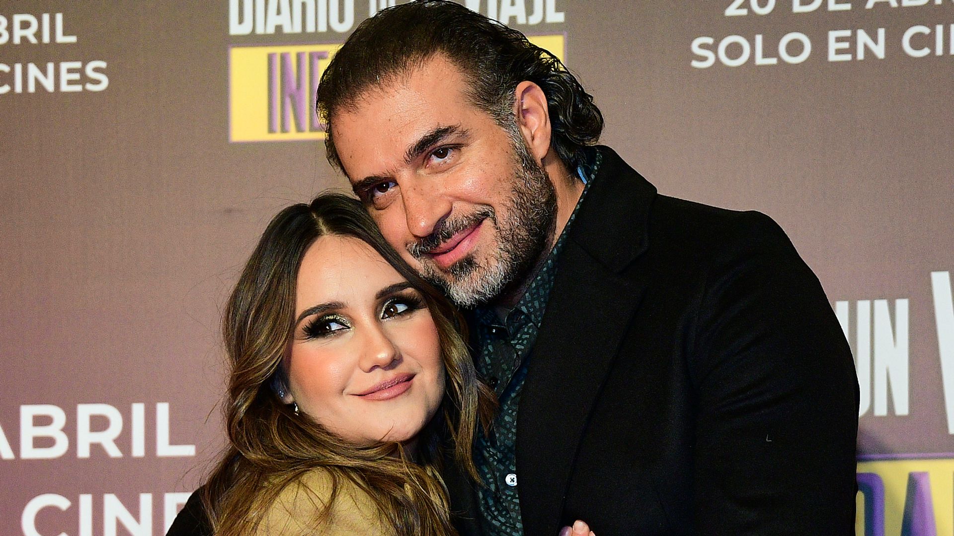 Dulce María y su esposo Paco Álvarez en la red carpet de 'Diario Inesperado'.