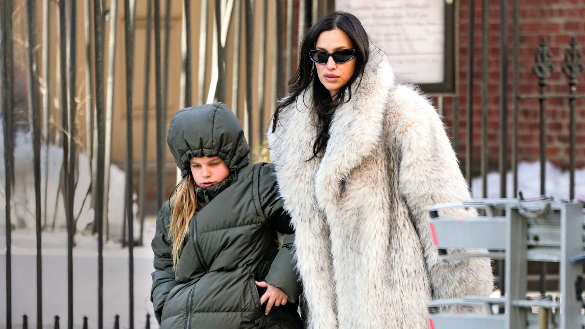 Irina Shayk conquista Nueva York con su estilo 'yeti': las fotos de su paseo más gélido con su hija, Lea de Seine