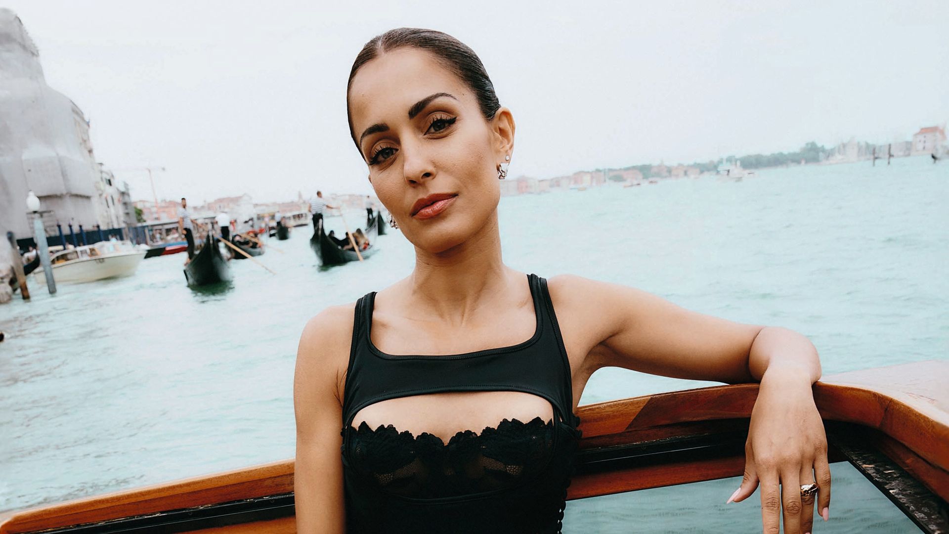 Preguntarle a Hiba —impresionante con su "custom made" para Intimissimi— por su antena a tierra en una ciudad donde el agua nos circunda tiene su gracia. Sin embargo, su respuesta está fuera de toda broma: "Lo que me sirve de ancla son, por un lado, mis hijos: ellos son los que me hacen no perder la cabeza, y por otro, los amigos que estaban antes de que fuese actriz. La vida familiar nunca es fácil tenerla, pero es fundamental para mí. No es agradable que la opinión pública esté juzgando todo el rato y no me haría gracia pensar en que mis hijos puedan leer comentarios hirientes y les afecte. Les daré herramientas para que esto no les suceda"