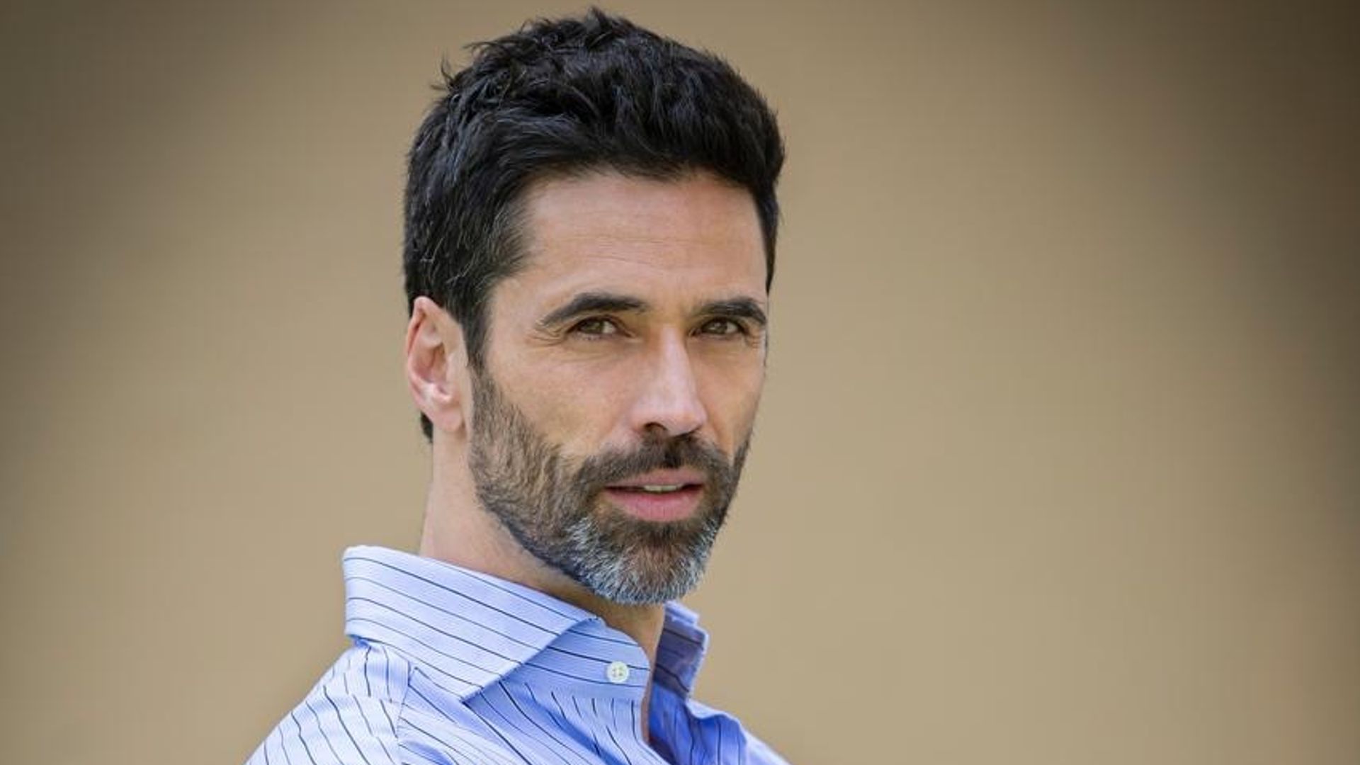 Matías Novoa hace el papel del doctor Sebastián Castillejos. 