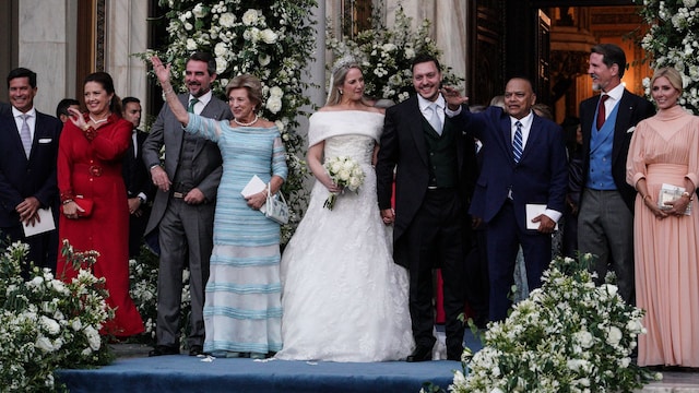 Theodora de Grecia tras su boda en la Catedral de Atenas con su marido y su familia 
